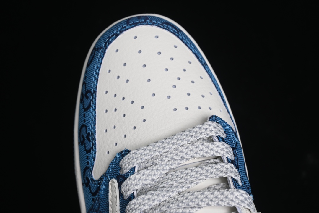 💰280公司级💰380纯原
 Travis Scott x Fragment Design x Air Jordan 1 Low OG SP AJ1 乔1 古驰联名-白蓝花纹 低帮文化休闲板鞋 XZ1658-001
#多方联名合作融合了Travis Scott 独特的音乐风格，藤原浩个性的设计风格以及Jordan品牌的经典元素 使其成为一双具有独特身份和价值的鞋子 清新而立体的外观加上联名标识更突出了其独特身份 这种配色方案显示出活力和时尚感 在视觉上引人注目  鞋身的质感和细腻的细节处理使其显得高端而格调十足  这款“倒钩”联名是设计与创意完美结合 融合多方的个性风格是一款备受瞩目的潮流鞋款
尺码：36 36.5 37.5 38 38.5 39 40 40.5 41 42 42.5 43 44 44.5 45 9.E5
