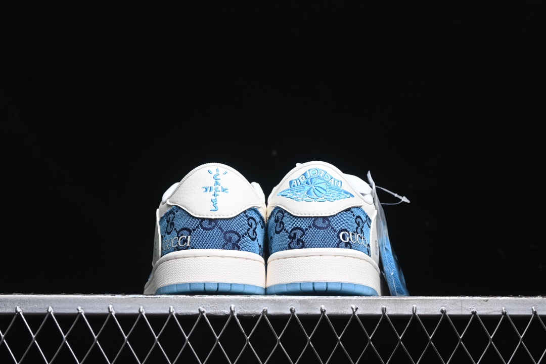 💰280公司级💰380纯原
 Travis Scott x Fragment Design x Air Jordan 1 Low OG SP AJ1 乔1 古驰联名-白蓝花纹 低帮文化休闲板鞋 XZ1658-001
#多方联名合作融合了Travis Scott 独特的音乐风格，藤原浩个性的设计风格以及Jordan品牌的经典元素 使其成为一双具有独特身份和价值的鞋子 清新而立体的外观加上联名标识更突出了其独特身份 这种配色方案显示出活力和时尚感 在视觉上引人注目  鞋身的质感和细腻的细节处理使其显得高端而格调十足  这款“倒钩”联名是设计与创意完美结合 融合多方的个性风格是一款备受瞩目的潮流鞋款
尺码：36 36.5 37.5 38 38.5 39 40 40.5 41 42 42.5 43 44 44.5 45 9.E5
