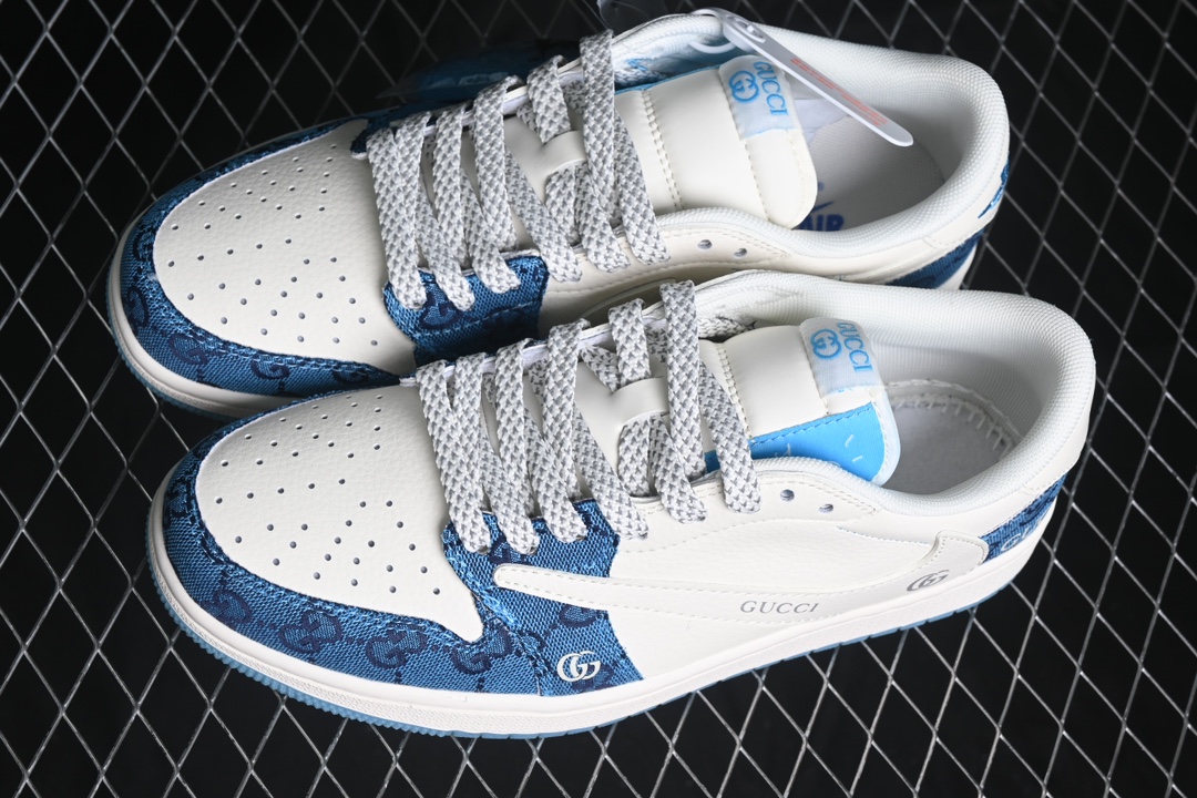 💰280公司级💰380纯原
 Travis Scott x Fragment Design x Air Jordan 1 Low OG SP AJ1 乔1 古驰联名-白蓝花纹 低帮文化休闲板鞋 XZ1658-001
#多方联名合作融合了Travis Scott 独特的音乐风格，藤原浩个性的设计风格以及Jordan品牌的经典元素 使其成为一双具有独特身份和价值的鞋子 清新而立体的外观加上联名标识更突出了其独特身份 这种配色方案显示出活力和时尚感 在视觉上引人注目  鞋身的质感和细腻的细节处理使其显得高端而格调十足  这款“倒钩”联名是设计与创意完美结合 融合多方的个性风格是一款备受瞩目的潮流鞋款
尺码：36 36.5 37.5 38 38.5 39 40 40.5 41 42 42.5 43 44 44.5 45 9.E5