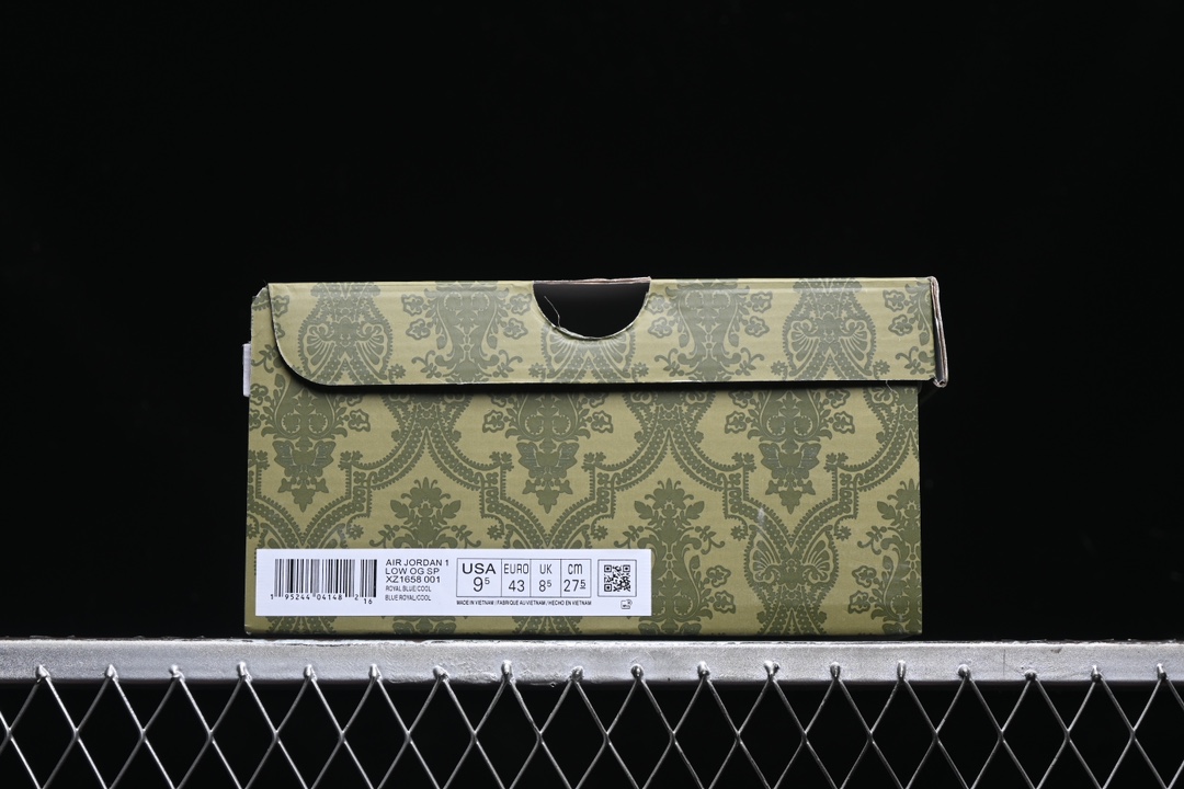 💰280公司级💰380纯原
 Travis Scott x Fragment Design x Air Jordan 1 Low OG SP AJ1 乔1 古驰联名-白蓝花纹 低帮文化休闲板鞋 XZ1658-001
#多方联名合作融合了Travis Scott 独特的音乐风格，藤原浩个性的设计风格以及Jordan品牌的经典元素 使其成为一双具有独特身份和价值的鞋子 清新而立体的外观加上联名标识更突出了其独特身份 这种配色方案显示出活力和时尚感 在视觉上引人注目  鞋身的质感和细腻的细节处理使其显得高端而格调十足  这款“倒钩”联名是设计与创意完美结合 融合多方的个性风格是一款备受瞩目的潮流鞋款
尺码：36 36.5 37.5 38 38.5 39 40 40.5 41 42 42.5 43 44 44.5 45 9.E5