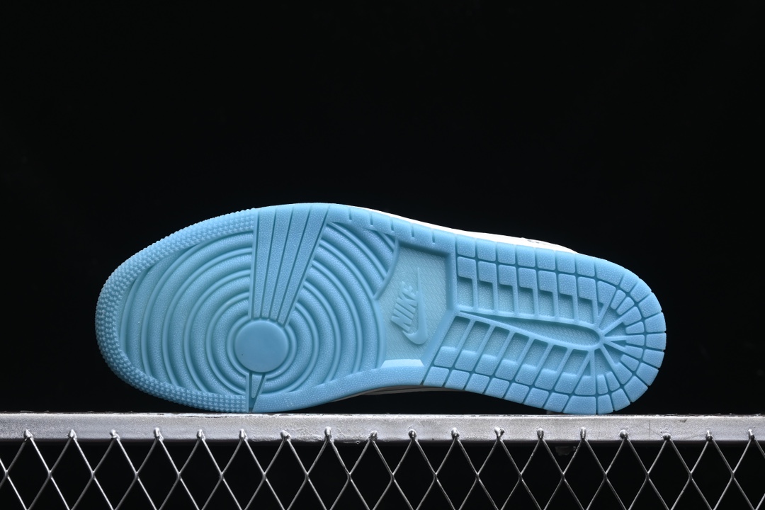 💰280公司级💰380纯原
 Travis Scott x Fragment Design x Air Jordan 1 Low OG SP AJ1 乔1 古驰联名-白蓝花纹 低帮文化休闲板鞋 XZ1658-001
#多方联名合作融合了Travis Scott 独特的音乐风格，藤原浩个性的设计风格以及Jordan品牌的经典元素 使其成为一双具有独特身份和价值的鞋子 清新而立体的外观加上联名标识更突出了其独特身份 这种配色方案显示出活力和时尚感 在视觉上引人注目  鞋身的质感和细腻的细节处理使其显得高端而格调十足  这款“倒钩”联名是设计与创意完美结合 融合多方的个性风格是一款备受瞩目的潮流鞋款
尺码：36 36.5 37.5 38 38.5 39 40 40.5 41 42 42.5 43 44 44.5 45 9.E5