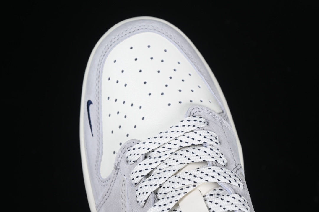 💰280公司级💰380纯原
Travis Scott x Fragment Design x Air Jordan 1 Low OG SP AJ1 乔1 蒙口联名 白灰英文 低帮文化休闲板鞋 AG3702-806
#多方联名合作融合了Travis Scott 独特的音乐风格,藤原浩个性的设计风格以及Jordan品牌的经典元素 使其成为一双具有独特身份和价值的鞋子 清新而立体的外观加上联名标识更突出了其独特身份 这种配色方案显示出活力和时尚感 在视觉上引人注目 鞋身的质感和细腻的细节处理使其显得高端而格调十足 这款“倒钩”联名是设计与创意完美结合 融合多方的个性风格是一款备受瞩目的潮流鞋款
尺码:36 36.5 37.5 38 38.5 39 40 40.5 41 42 42.5 43 44 44.5 45 9.E5