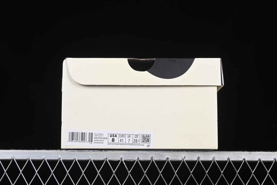 💰280公司级💰380纯原
Travis Scott x Fragment Design x Air Jordan 1 Low OG SP AJ1 乔1 蒙口联名 白灰英文 低帮文化休闲板鞋 AG3702-806
#多方联名合作融合了Travis Scott 独特的音乐风格,藤原浩个性的设计风格以及Jordan品牌的经典元素 使其成为一双具有独特身份和价值的鞋子 清新而立体的外观加上联名标识更突出了其独特身份 这种配色方案显示出活力和时尚感 在视觉上引人注目 鞋身的质感和细腻的细节处理使其显得高端而格调十足 这款“倒钩”联名是设计与创意完美结合 融合多方的个性风格是一款备受瞩目的潮流鞋款
尺码:36 36.5 37.5 38 38.5 39 40 40.5 41 42 42.5 43 44 44.5 45 9.E5