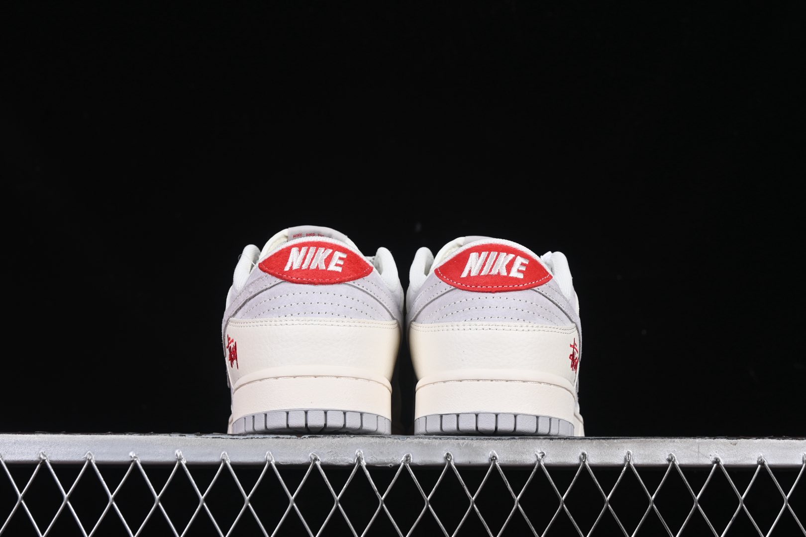 💰280公司级💰360纯原
Nk SB Dunk Low 斯图西联名 米灰灰勾 周年高端定制 低帮休闲板鞋 FC1688-206
#定制鞋盒 大厂纯原品质出货 超高清洁度 皮料切割干净无任何毛边 细节完美
尺码:36 36.5 37.5 38 38.5 39 40 40.5 41 42 42.5 43 44 44.5 45 9.E5