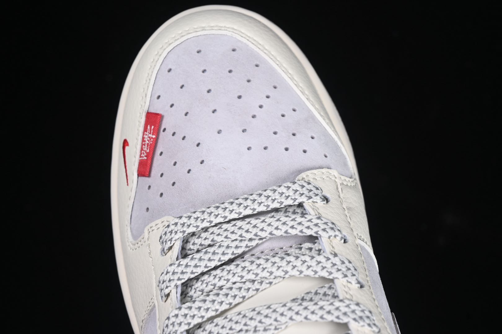 💰280公司级💰360纯原
Nk SB Dunk Low 斯图西联名 米灰灰勾 周年高端定制 低帮休闲板鞋 FC1688-206
#定制鞋盒 大厂纯原品质出货 超高清洁度 皮料切割干净无任何毛边 细节完美
尺码:36 36.5 37.5 38 38.5 39 40 40.5 41 42 42.5 43 44 44.5 45 9.E5