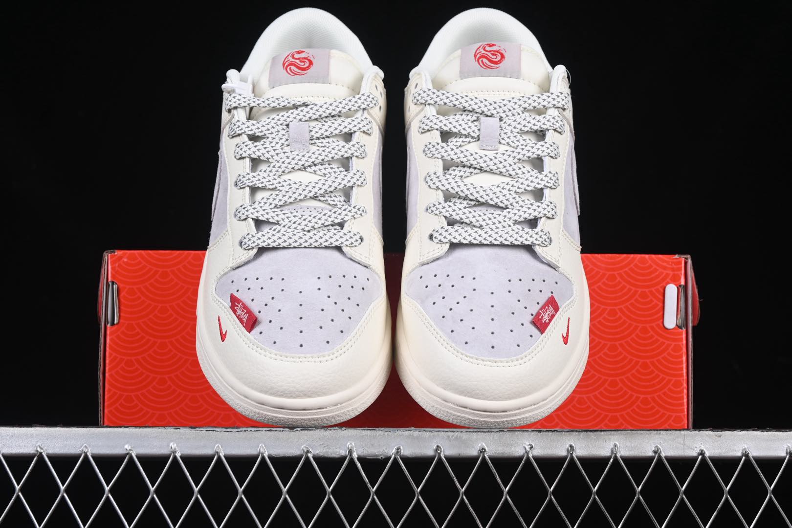 💰280公司级💰360纯原
Nk SB Dunk Low 斯图西联名 米灰灰勾 周年高端定制 低帮休闲板鞋 FC1688-206
#定制鞋盒 大厂纯原品质出货 超高清洁度 皮料切割干净无任何毛边 细节完美
尺码:36 36.5 37.5 38 38.5 39 40 40.5 41 42 42.5 43 44 44.5 45 9.E5