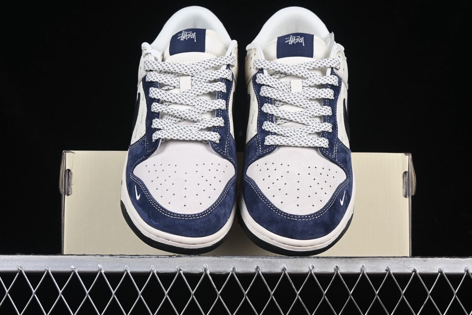 💰280公司级💰360纯原
Nk SB Dunk Low 斯图西联名 黑蓝翻毛 周年高端定制 低帮休闲板鞋 XS1086-013
#定制鞋盒 大厂纯原品质出货 超高清洁度 皮料切割干净无任何毛边 细节完美
尺码:36 36.5 37.5 38 38.5 39 40 40.5 41 42 42.5 43 44 44.5 45 9.E5