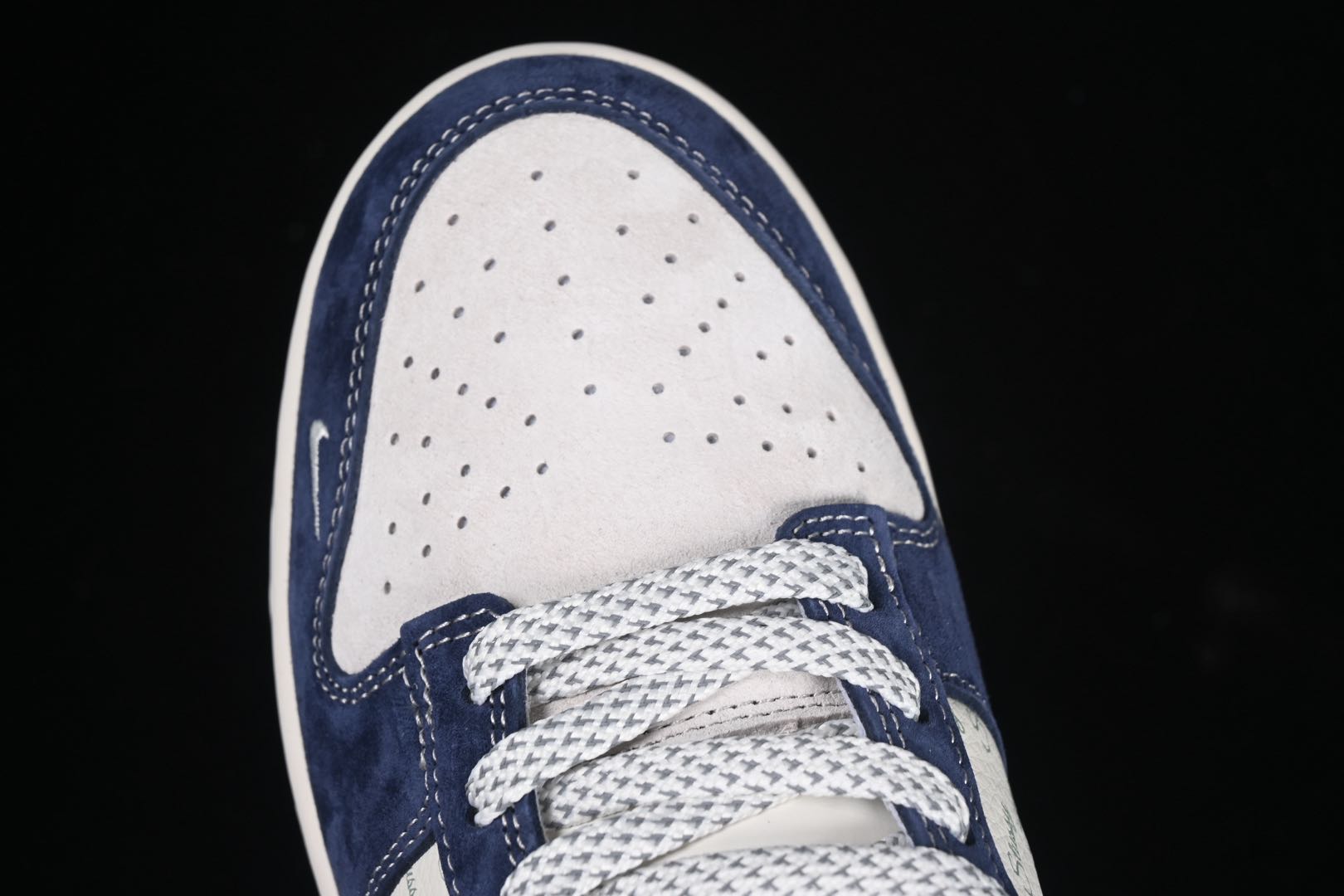 💰280公司级💰360纯原
Nk SB Dunk Low 斯图西联名 黑蓝翻毛 周年高端定制 低帮休闲板鞋 XS1086-013
#定制鞋盒 大厂纯原品质出货 超高清洁度 皮料切割干净无任何毛边 细节完美
尺码:36 36.5 37.5 38 38.5 39 40 40.5 41 42 42.5 43 44 44.5 45 9.E5