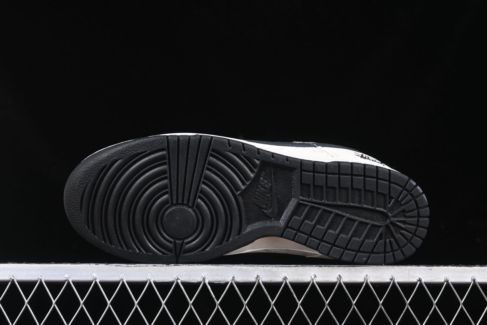 💰280公司级💰360纯原
Nk SB Dunk Low 斯图西联名 黑蓝翻毛 周年高端定制 低帮休闲板鞋 XS1086-013
#定制鞋盒 大厂纯原品质出货 超高清洁度 皮料切割干净无任何毛边 细节完美
尺码:36 36.5 37.5 38 38.5 39 40 40.5 41 42 42.5 43 44 44.5 45 9.E5