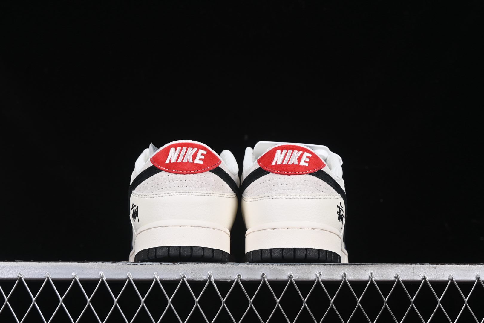 💰280公司级💰360纯原
Nk SB Dunk Low 斯图西联名 黑蓝翻毛 周年高端定制 低帮休闲板鞋 XS1086-013
#定制鞋盒 大厂纯原品质出货 超高清洁度 皮料切割干净无任何毛边 细节完美
尺码:36 36.5 37.5 38 38.5 39 40 40.5 41 42 42.5 43 44 44.5 45 9.E5