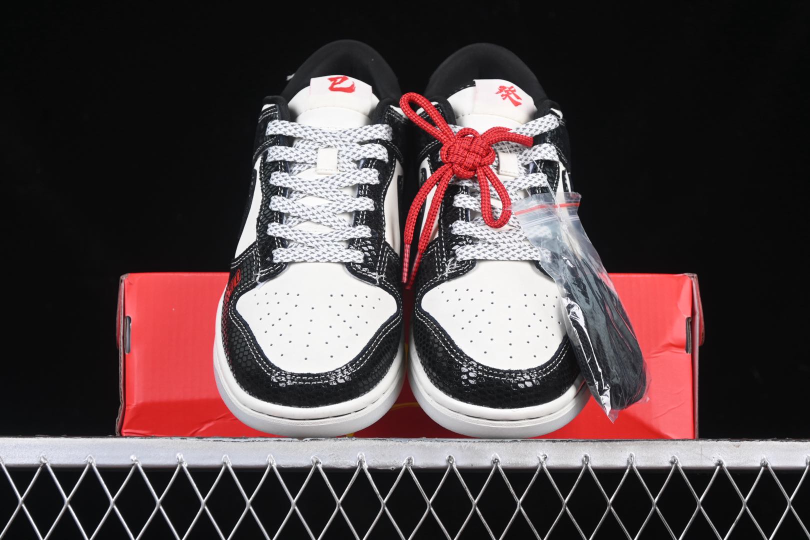 💰280公司级💰360纯原
Nk SB Dunk Low UN联名蛇年限定 双色黑蛇 周年高端定制 低帮休闲板鞋 AG3702-853
#定制鞋盒 大厂纯原品质出货 超高清洁度 皮料切割干净无任何毛边 细节完美
尺码:36 36.5 37.5 38 38.5 39 40 40.5 41 42 42.5 43 44 44.5 45 9.E5