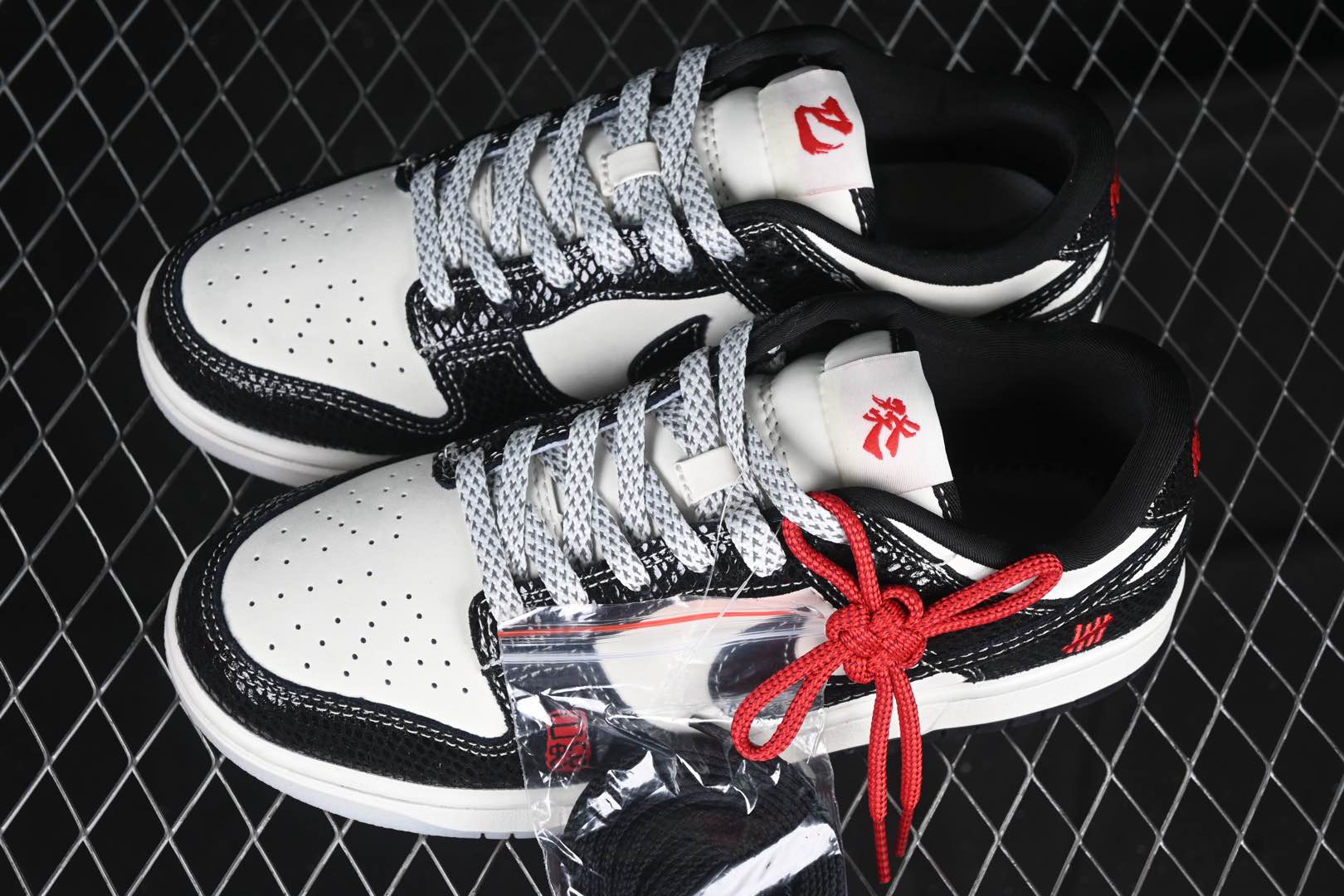 💰280公司级💰360纯原
Nk SB Dunk Low UN联名蛇年限定 双色黑蛇 周年高端定制 低帮休闲板鞋 AG3702-853
#定制鞋盒 大厂纯原品质出货 超高清洁度 皮料切割干净无任何毛边 细节完美
尺码:36 36.5 37.5 38 38.5 39 40 40.5 41 42 42.5 43 44 44.5 45 9.E5