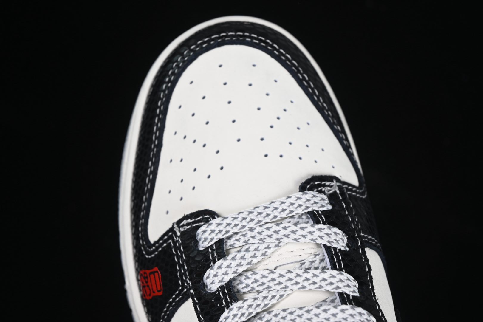 💰280公司级💰360纯原
Nk SB Dunk Low UN联名蛇年限定 双色黑蛇 周年高端定制 低帮休闲板鞋 AG3702-853
#定制鞋盒 大厂纯原品质出货 超高清洁度 皮料切割干净无任何毛边 细节完美
尺码:36 36.5 37.5 38 38.5 39 40 40.5 41 42 42.5 43 44 44.5 45 9.E5