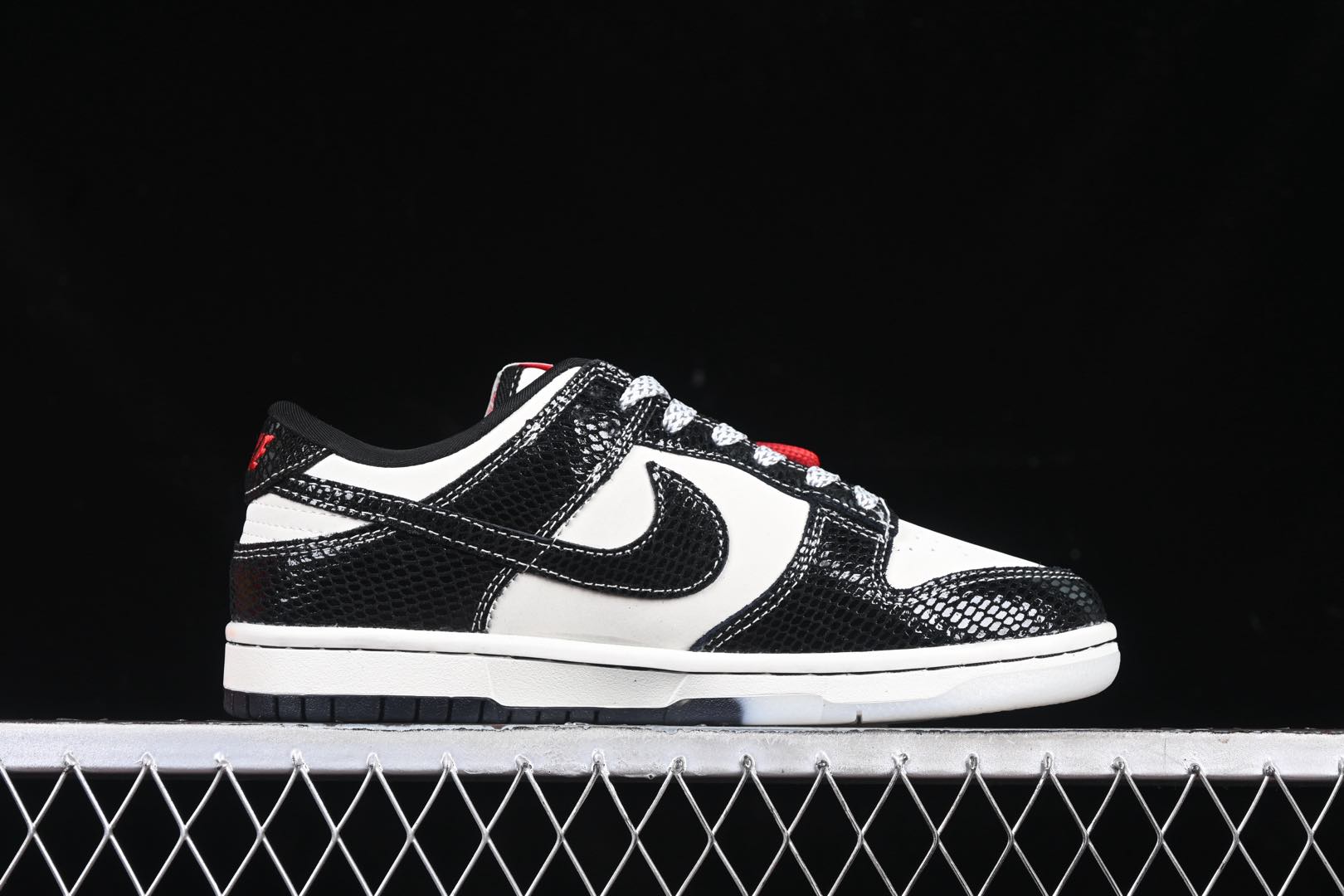 💰280公司级💰360纯原
Nk SB Dunk Low UN联名蛇年限定 双色黑蛇 周年高端定制 低帮休闲板鞋 AG3702-853
#定制鞋盒 大厂纯原品质出货 超高清洁度 皮料切割干净无任何毛边 细节完美
尺码:36 36.5 37.5 38 38.5 39 40 40.5 41 42 42.5 43 44 44.5 45 9.E5