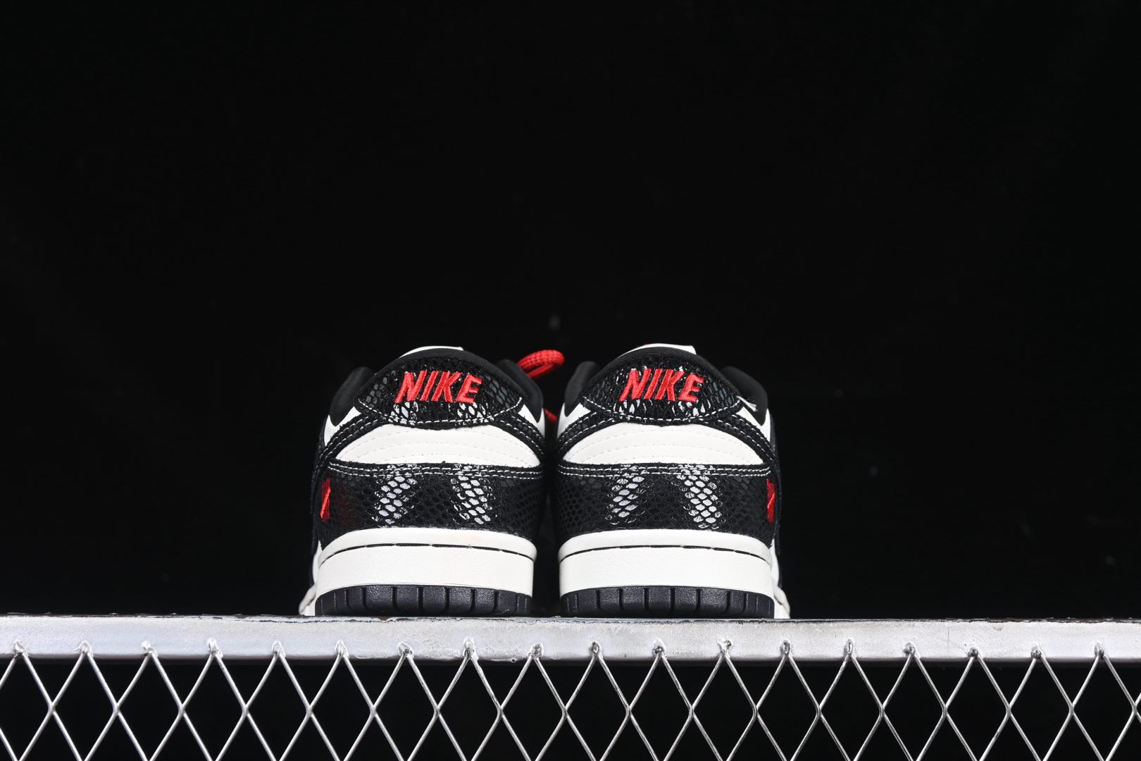 💰280公司级💰360纯原
Nk SB Dunk Low UN联名蛇年限定 双色黑蛇 周年高端定制 低帮休闲板鞋 AG3702-853
#定制鞋盒 大厂纯原品质出货 超高清洁度 皮料切割干净无任何毛边 细节完美
尺码:36 36.5 37.5 38 38.5 39 40 40.5 41 42 42.5 43 44 44.5 45 9.E5