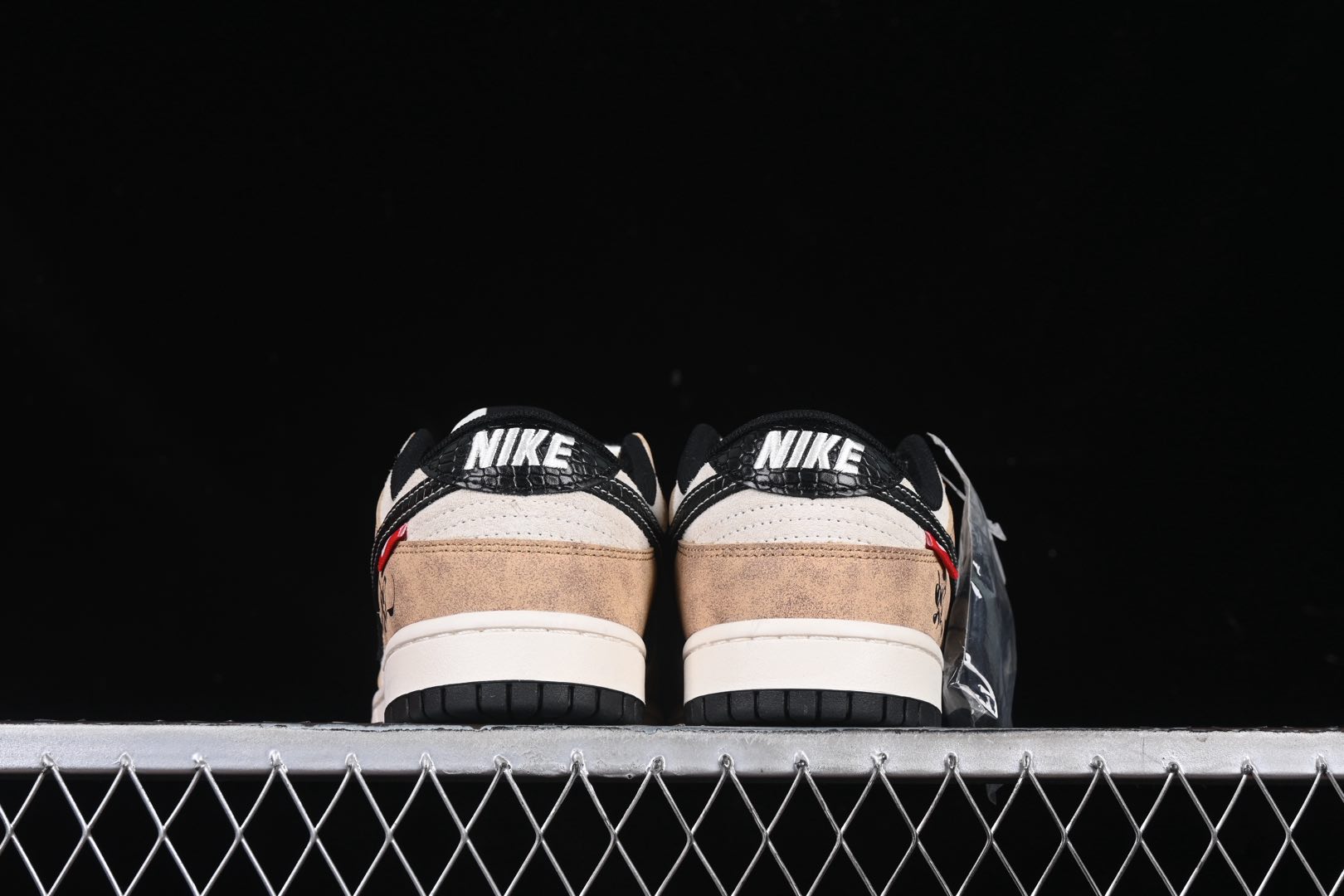 💰280公司级💰360纯原
Nk SB Dunk Low 蛇年系列 小麦黑勾 周年高端定制 低帮休闲板鞋 YX5066-267
#定制鞋盒 大厂纯原品质出货 超高清洁度 皮料切割干净无任何毛边 细节完美
尺码:36 36.5 37.5 38 38.5 39 40 40.5 41 42 42.5 43 44 44.5 45 9.E5