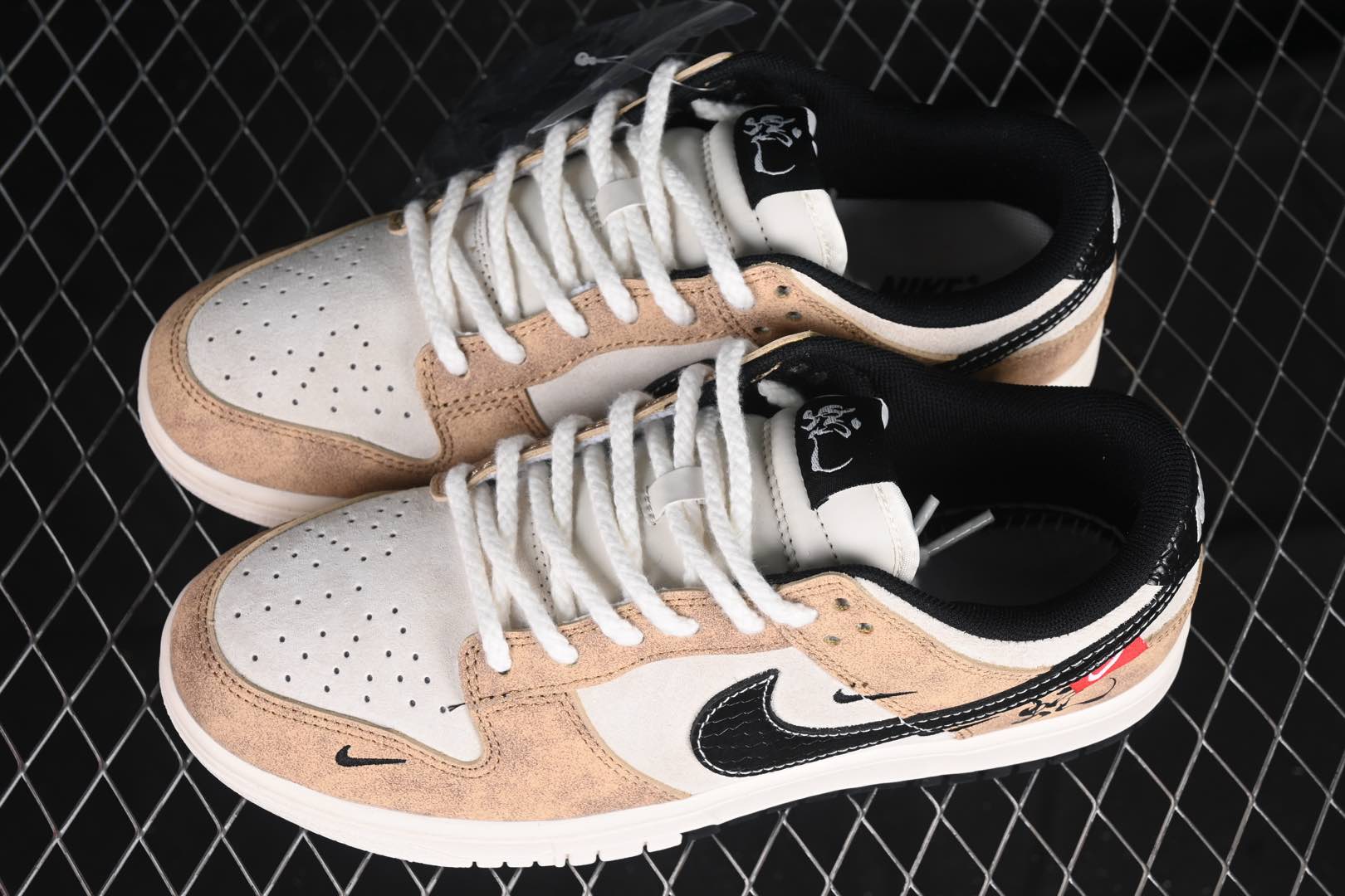 💰280公司级💰360纯原
Nk SB Dunk Low 蛇年系列 小麦黑勾 周年高端定制 低帮休闲板鞋 YX5066-267
#定制鞋盒 大厂纯原品质出货 超高清洁度 皮料切割干净无任何毛边 细节完美
尺码:36 36.5 37.5 38 38.5 39 40 40.5 41 42 42.5 43 44 44.5 45 9.E5