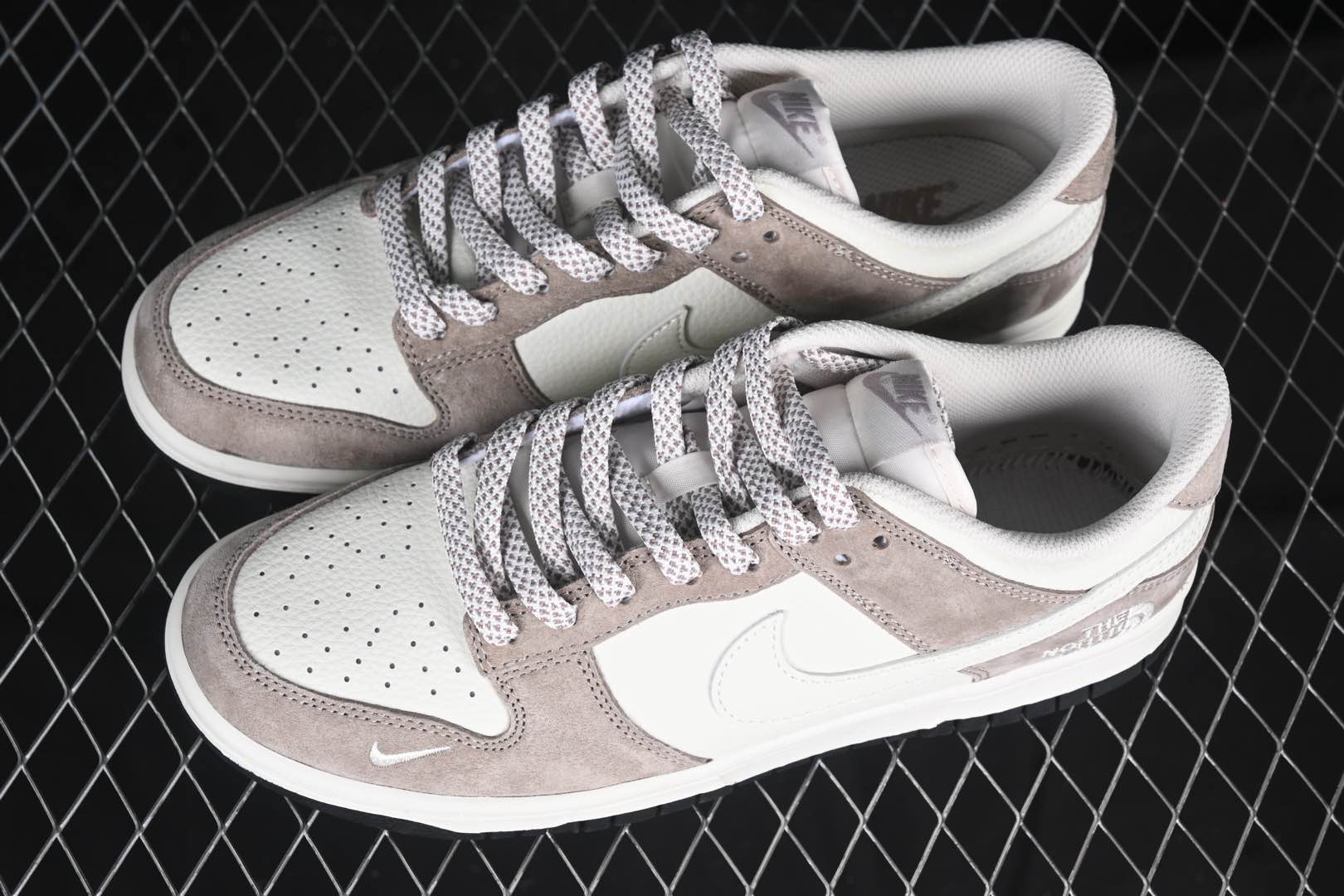 💰300公司级💰360纯原
Nk SB Dunk Low 北面名 猪八白勾 周年高端定制 低帮休闲板鞋 DJ2024-063
#定制鞋盒 大厂纯原品质出货 超高清洁度 皮料切割干净无任何毛边 细节完美
尺码:36 36.5 37.5 38 38.5 39 40 40.5 41 42 42.5 43 44 44.5 45 9.E5