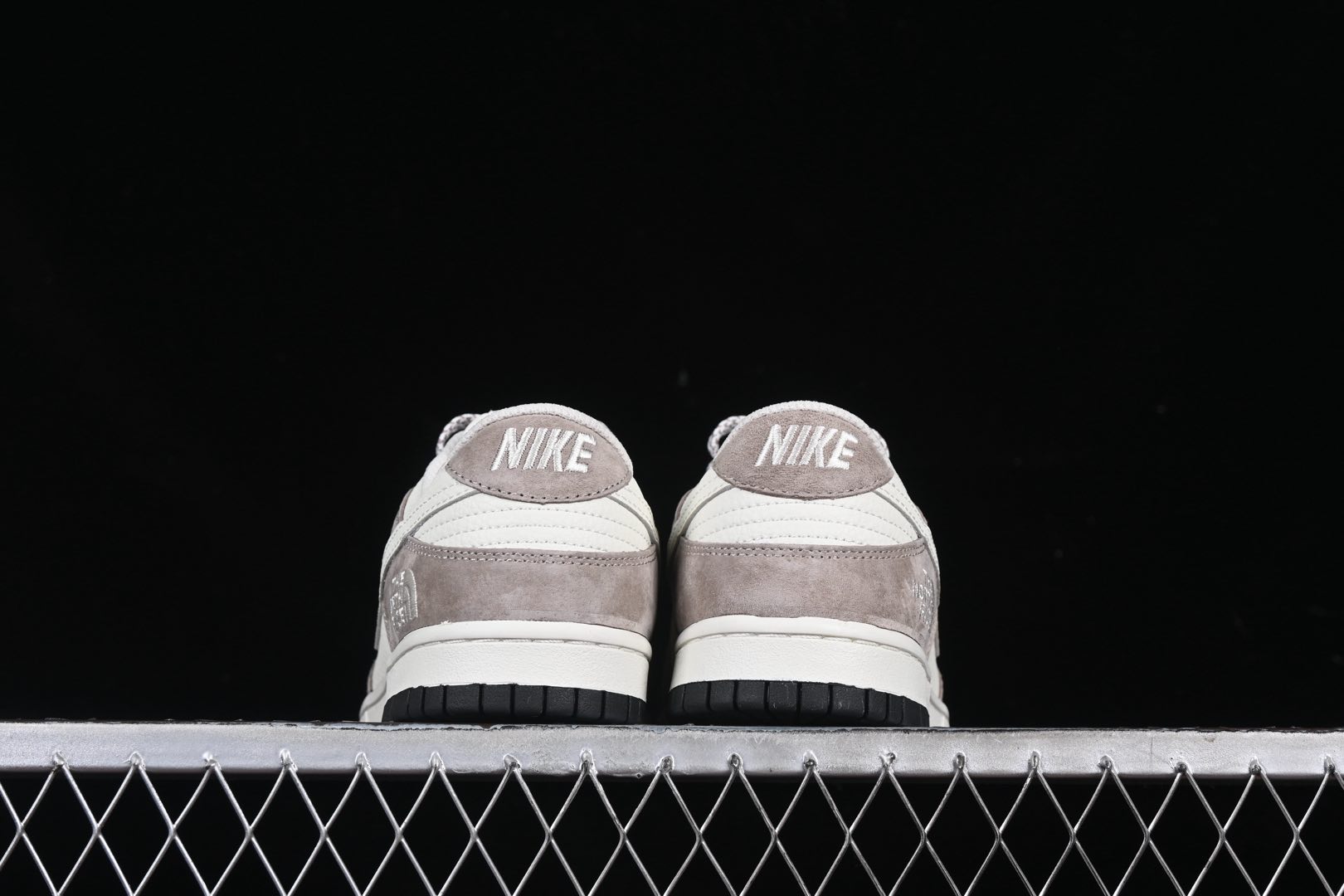 💰300公司级💰360纯原
Nk SB Dunk Low 北面名 猪八白勾 周年高端定制 低帮休闲板鞋 DJ2024-063
#定制鞋盒 大厂纯原品质出货 超高清洁度 皮料切割干净无任何毛边 细节完美
尺码:36 36.5 37.5 38 38.5 39 40 40.5 41 42 42.5 43 44 44.5 45 9.E5