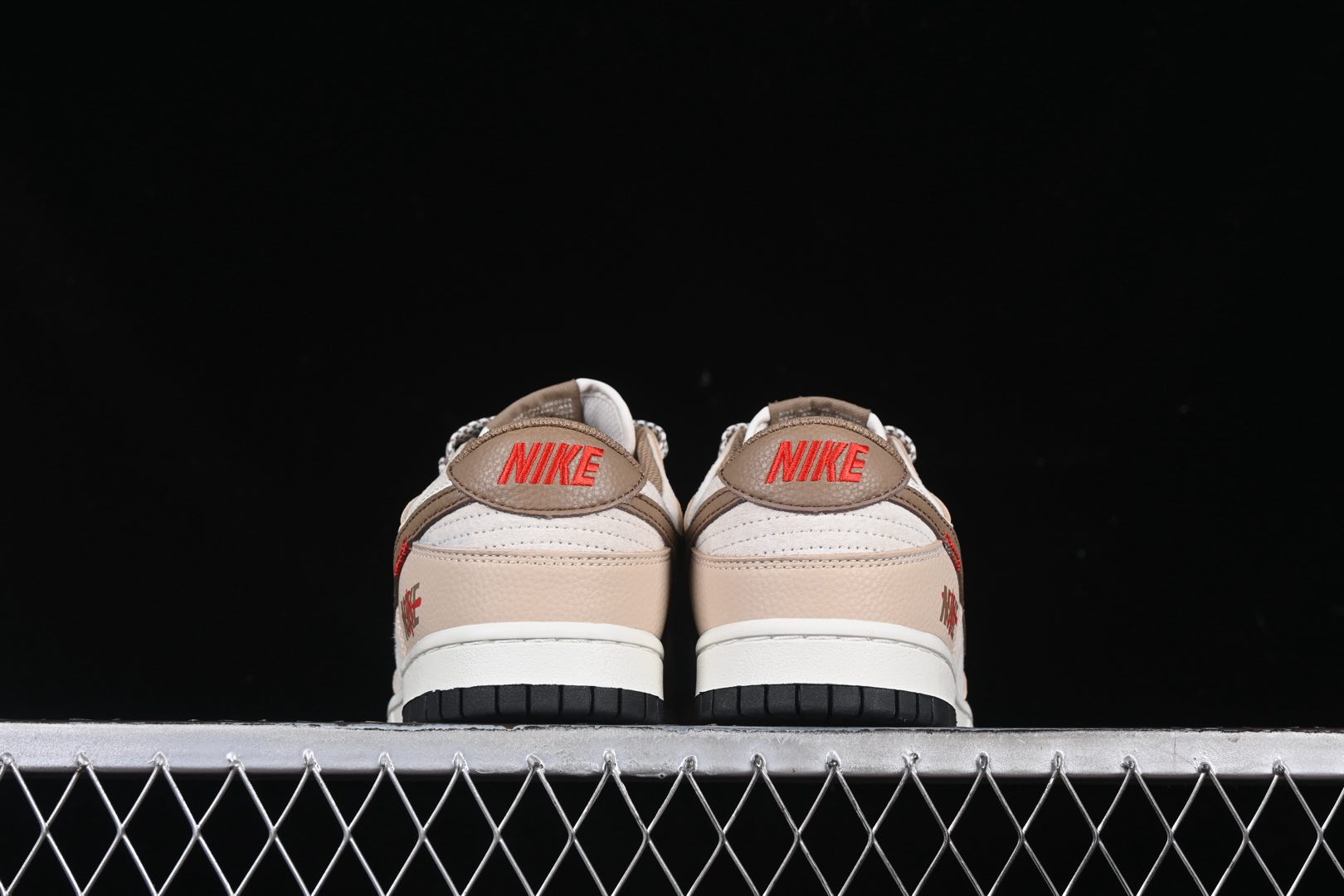 💰300公司级💰360纯原
Nk SB Dunk Low 暗纹双勾棕白 周年高端定制 低帮休闲板鞋 DJ2024-071
#定制鞋盒 大厂纯原品质出货 超高清洁度 皮料切割干净无任何毛边 细节完美
尺码:36 36.5 37.5 38 38.5 39 40 40.5 41 42 42.5 43 44 44.5 45 9.E5
