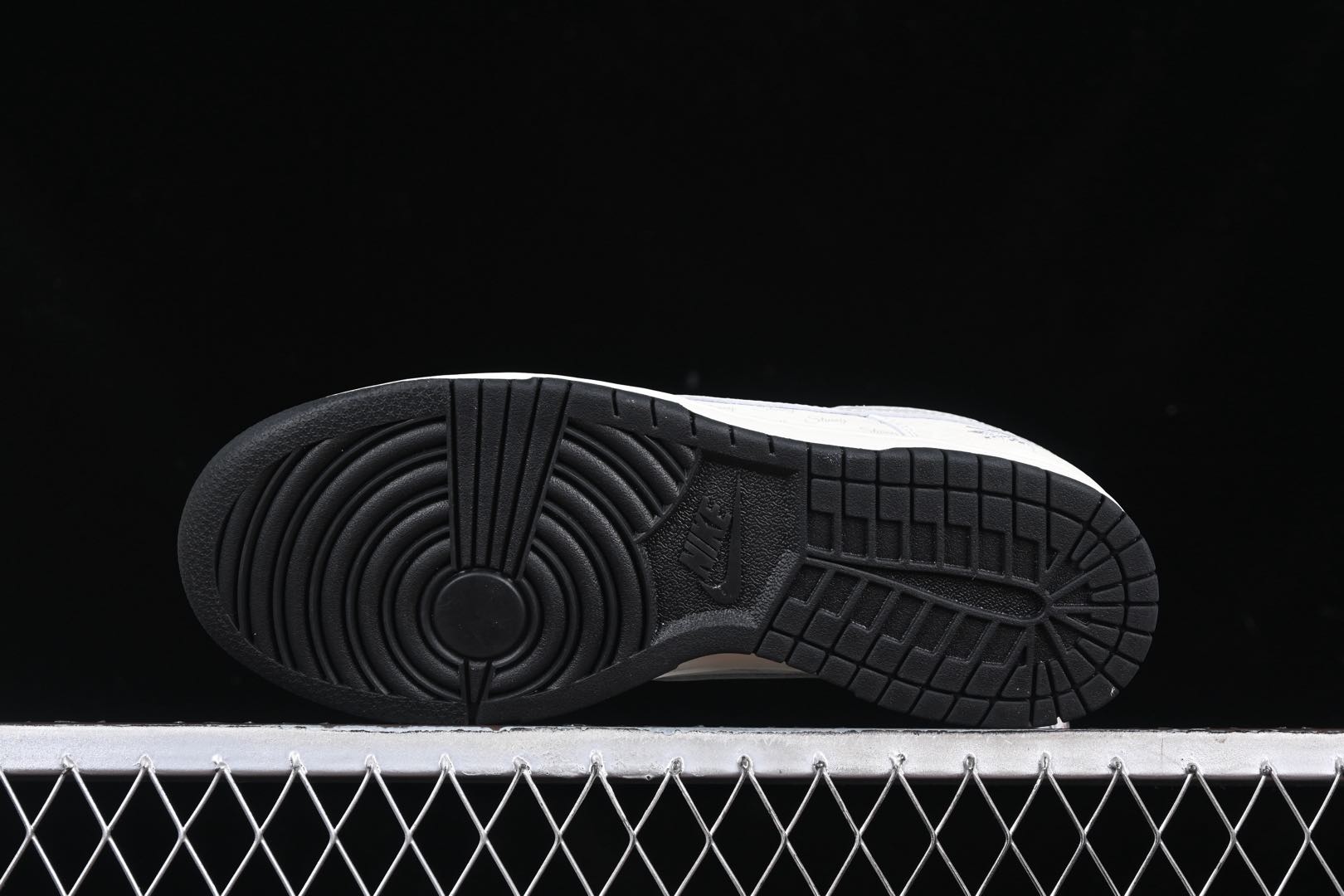 💰300公司级💰360纯原
Nk SB Dunk Low 斯图西联名 弹幕刺绣灰勾 周年高端定制 低帮休闲板鞋 DJ2024-054
#定制鞋盒 大厂纯原品质出货 超高清洁度 皮料切割干净无任何毛边 细节完美
尺码:36 36.5 37.5 38 38.5 39 40 40.5 41 42 42.5 43 44 44.5 45 9.E5