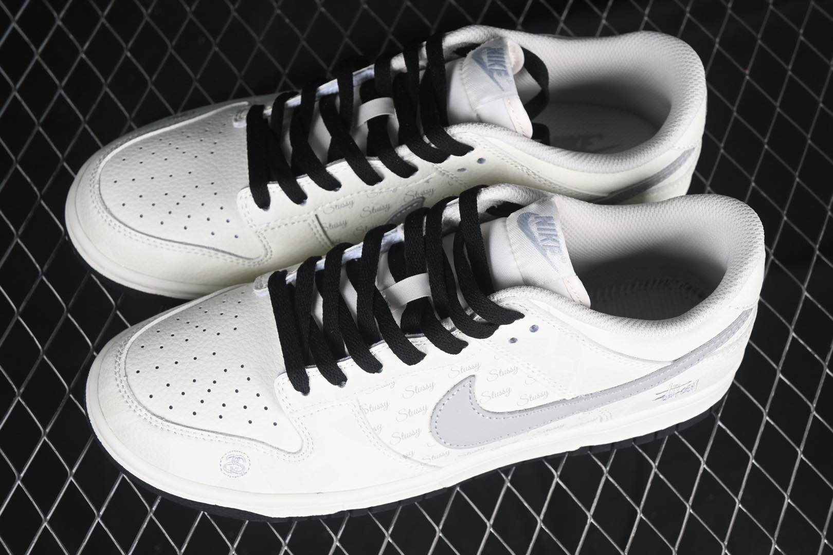 💰300公司级💰360纯原
Nk SB Dunk Low 斯图西联名 弹幕刺绣灰勾 周年高端定制 低帮休闲板鞋 DJ2024-054
#定制鞋盒 大厂纯原品质出货 超高清洁度 皮料切割干净无任何毛边 细节完美
尺码:36 36.5 37.5 38 38.5 39 40 40.5 41 42 42.5 43 44 44.5 45 9.E5