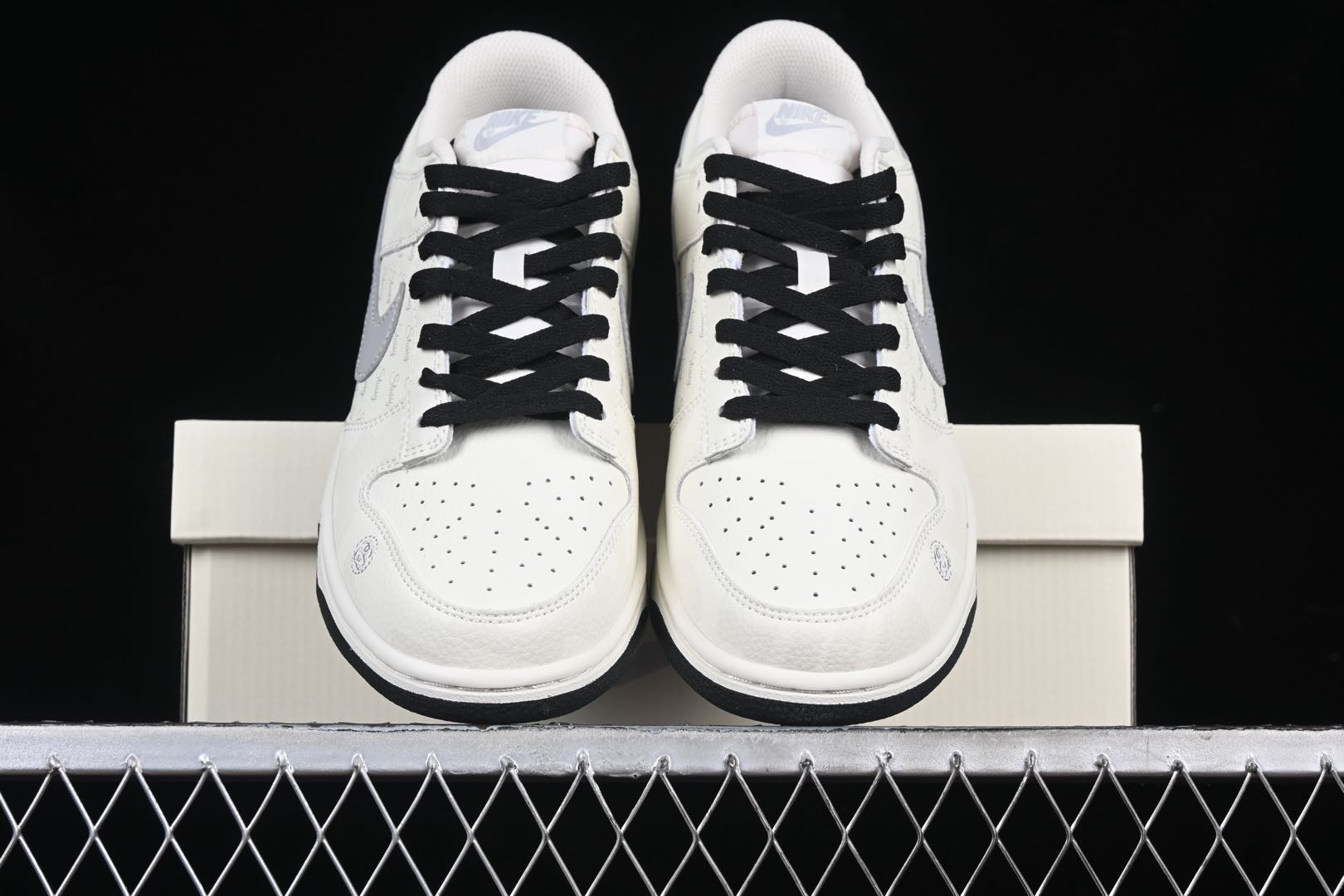 💰300公司级💰360纯原
Nk SB Dunk Low 斯图西联名 弹幕刺绣灰勾 周年高端定制 低帮休闲板鞋 DJ2024-054
#定制鞋盒 大厂纯原品质出货 超高清洁度 皮料切割干净无任何毛边 细节完美
尺码:36 36.5 37.5 38 38.5 39 40 40.5 41 42 42.5 43 44 44.5 45 9.E5