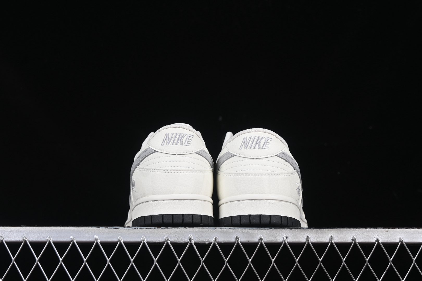 💰300公司级💰360纯原
Nk SB Dunk Low 斯图西联名 弹幕刺绣灰勾 周年高端定制 低帮休闲板鞋 DJ2024-054
#定制鞋盒 大厂纯原品质出货 超高清洁度 皮料切割干净无任何毛边 细节完美
尺码:36 36.5 37.5 38 38.5 39 40 40.5 41 42 42.5 43 44 44.5 45 9.E5