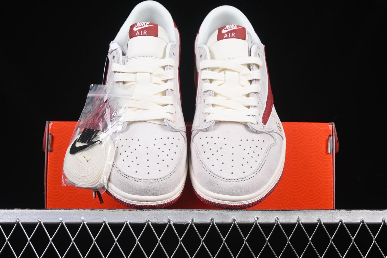 💰300公司级💰380纯原
Travis Scott x Fragment Design x Air Jordan 1 Low OG SP AJ1 乔1 古驰联名 猪八红勾 低帮文化休闲板鞋 XZ6188-056
#多方联名合作融合了Travis Scott 独特的音乐风格,藤原浩个性的设计风格以及Jordan品牌的经典元素 使其成为一双具有独特身份和价值的鞋子 清新而立体的外观加上联名标识更突出了其独特身份 这种配色方案显示出活力和时尚感 在视觉上引人注目 鞋身的质感和细腻的细节处理使其显得高端而格调十足 这款“倒钩”联名是设计与创意完美结合 融合多方的个性风格是一款备受瞩目的潮流鞋款
尺码:36 36.5 37.5 38 38.5 39 40 40.5 41 42 42.5 43 44 44.5 45 9.E5