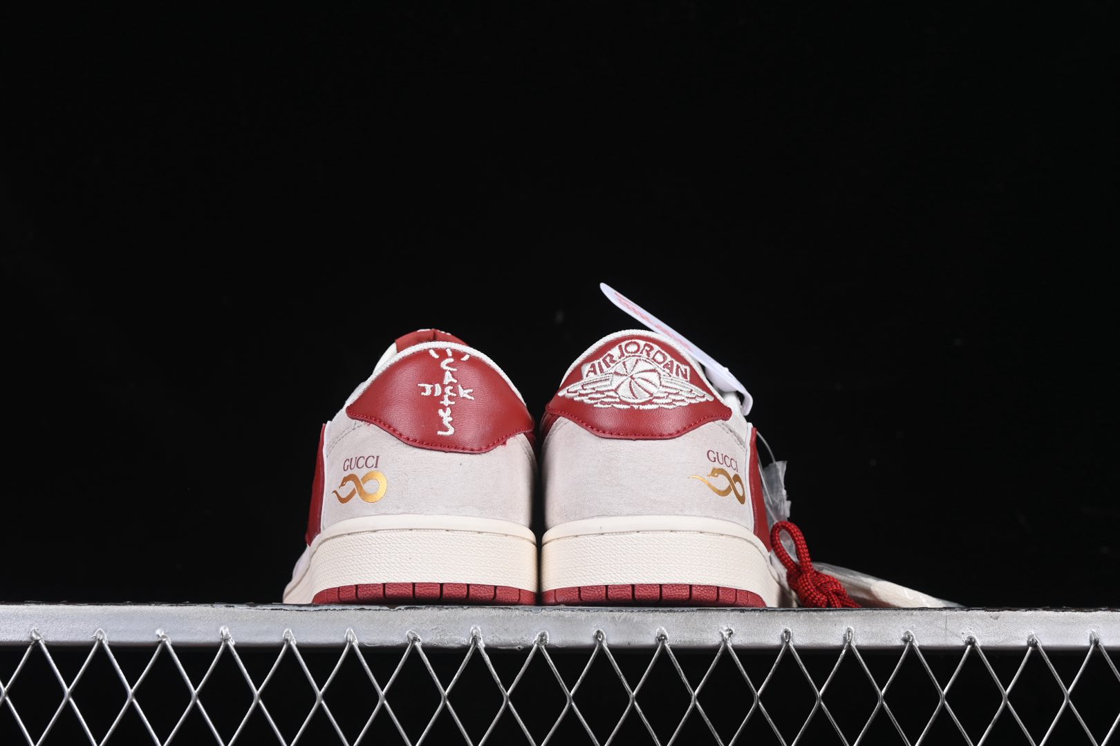 💰300公司级💰380纯原
Travis Scott x Fragment Design x Air Jordan 1 Low OG SP AJ1 乔1 古驰联名 猪八红勾 低帮文化休闲板鞋 XZ6188-056
#多方联名合作融合了Travis Scott 独特的音乐风格,藤原浩个性的设计风格以及Jordan品牌的经典元素 使其成为一双具有独特身份和价值的鞋子 清新而立体的外观加上联名标识更突出了其独特身份 这种配色方案显示出活力和时尚感 在视觉上引人注目 鞋身的质感和细腻的细节处理使其显得高端而格调十足 这款“倒钩”联名是设计与创意完美结合 融合多方的个性风格是一款备受瞩目的潮流鞋款
尺码:36 36.5 37.5 38 38.5 39 40 40.5 41 42 42.5 43 44 44.5 45 9.E5