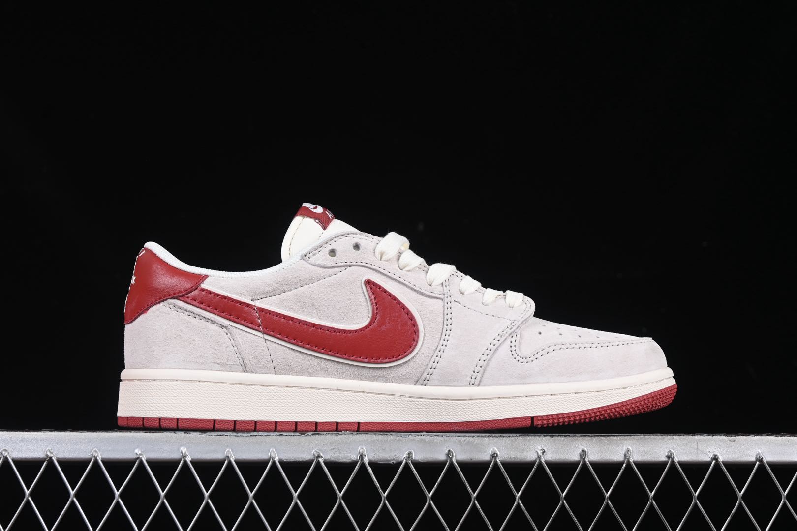 💰300公司级💰380纯原
Travis Scott x Fragment Design x Air Jordan 1 Low OG SP AJ1 乔1 古驰联名 猪八红勾 低帮文化休闲板鞋 XZ6188-056
#多方联名合作融合了Travis Scott 独特的音乐风格,藤原浩个性的设计风格以及Jordan品牌的经典元素 使其成为一双具有独特身份和价值的鞋子 清新而立体的外观加上联名标识更突出了其独特身份 这种配色方案显示出活力和时尚感 在视觉上引人注目 鞋身的质感和细腻的细节处理使其显得高端而格调十足 这款“倒钩”联名是设计与创意完美结合 融合多方的个性风格是一款备受瞩目的潮流鞋款
尺码:36 36.5 37.5 38 38.5 39 40 40.5 41 42 42.5 43 44 44.5 45 9.E5