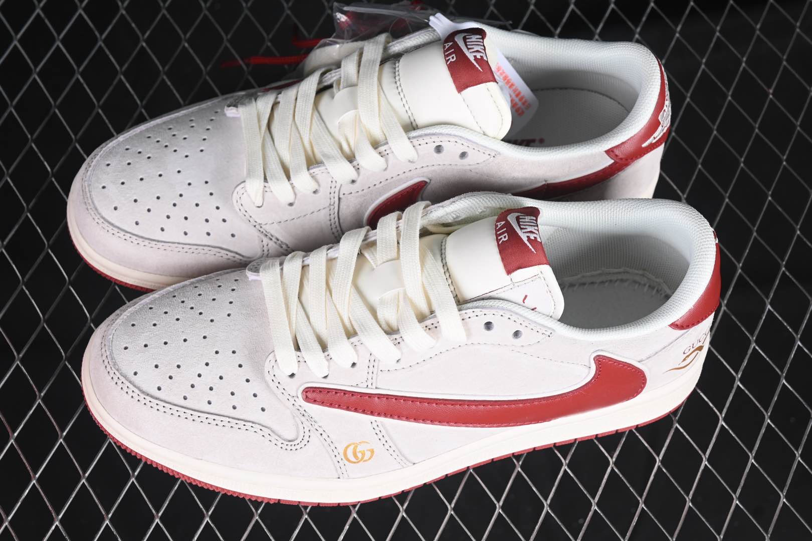 💰300公司级💰380纯原
Travis Scott x Fragment Design x Air Jordan 1 Low OG SP AJ1 乔1 古驰联名 猪八红勾 低帮文化休闲板鞋 XZ6188-056
#多方联名合作融合了Travis Scott 独特的音乐风格,藤原浩个性的设计风格以及Jordan品牌的经典元素 使其成为一双具有独特身份和价值的鞋子 清新而立体的外观加上联名标识更突出了其独特身份 这种配色方案显示出活力和时尚感 在视觉上引人注目 鞋身的质感和细腻的细节处理使其显得高端而格调十足 这款“倒钩”联名是设计与创意完美结合 融合多方的个性风格是一款备受瞩目的潮流鞋款
尺码:36 36.5 37.5 38 38.5 39 40 40.5 41 42 42.5 43 44 44.5 45 9.E5