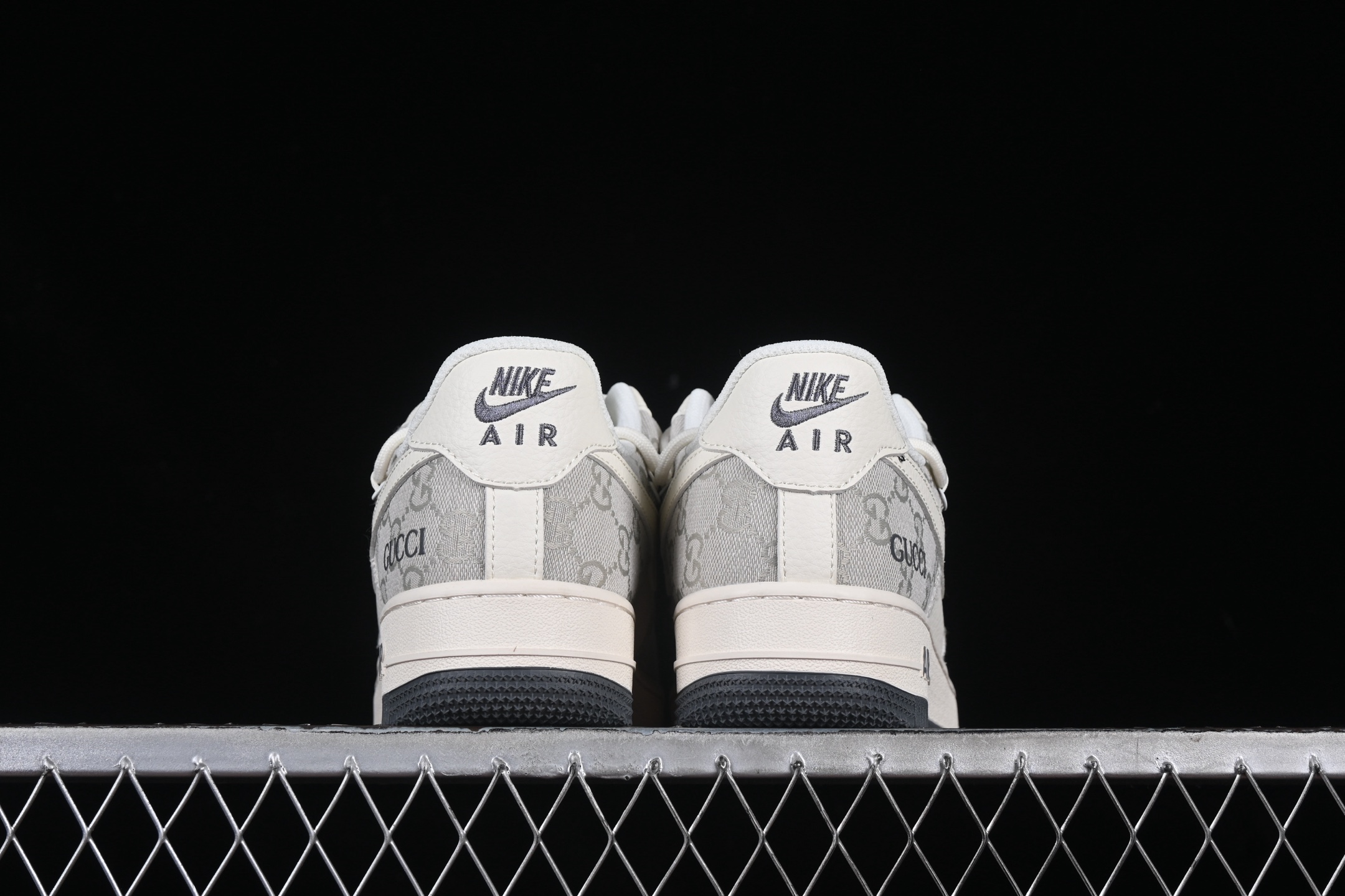 💰300纯原
Nk Air Force 1'07 Low 古驰联名 烟灰抽绳 空军一号低帮休闲板鞋 SJ1198-105
#原楦头原纸板 原装鞋盒 定制五金配件 内置全掌气垫 原厂鞋底
尺码:36 36.5 37.5 38 38.5 39 40 40.5 41 42 42.5 43 44 44.5 45 9.D4