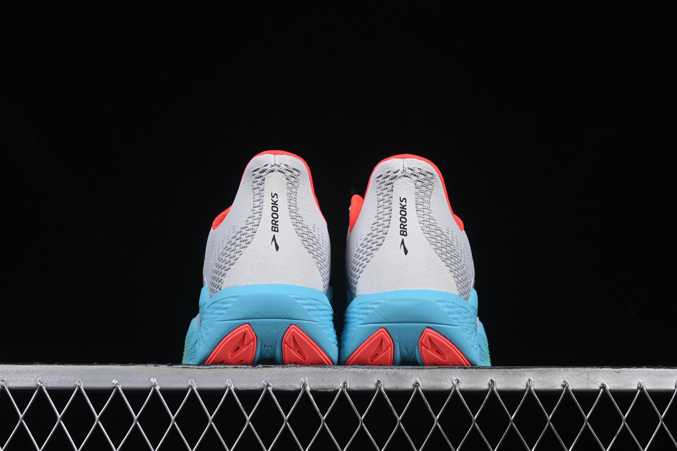 💰240纯原
 Brooks Hyperion Max 2 布鲁克斯 烈风2 减震竞速马拉松专业跑鞋 1104341D409
尺码：40 40.5 41 42 42.5 43 44 44.5 45 J.D4