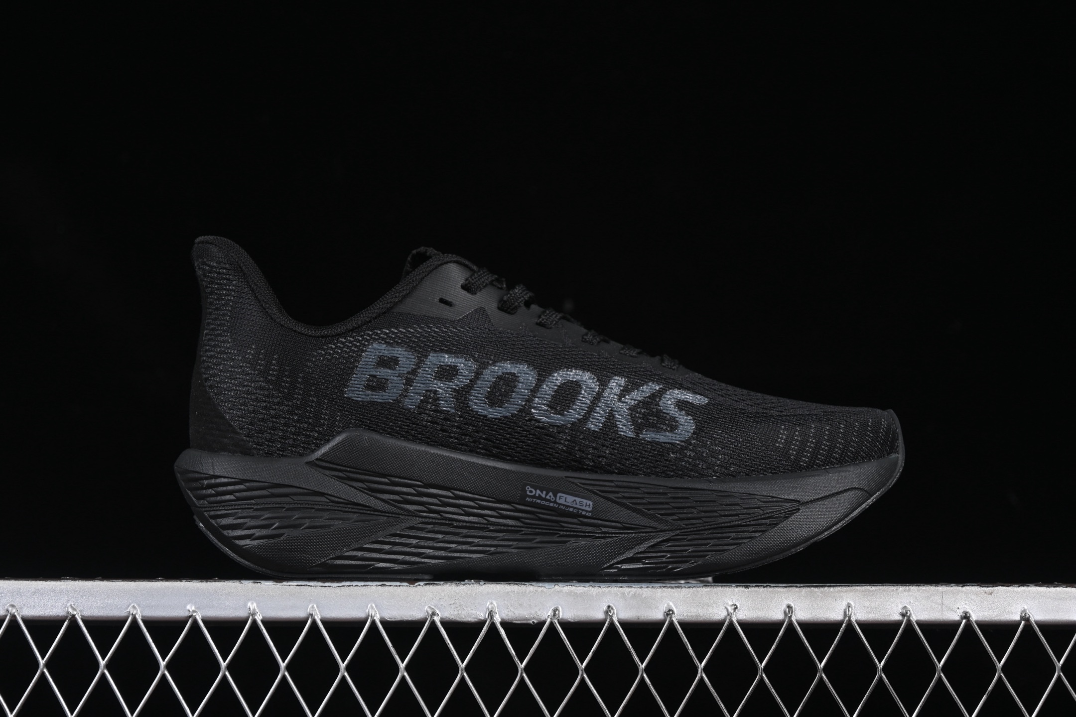💰240纯原
Brooks Hyperion Max 2 布鲁克斯 烈风2 减震竞速马拉松专业跑鞋 1104341D410
尺码：40 40.5 41 42 42.5 43 44 44.5 45 J.D4