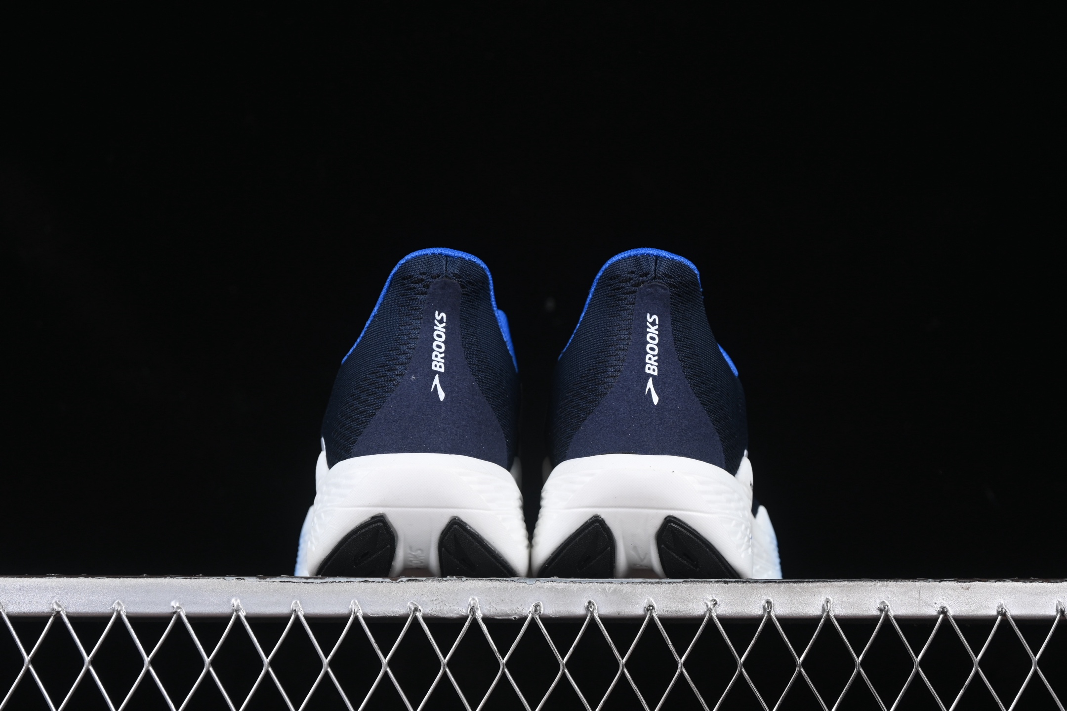 💰240纯原
 Brooks Hyperion Max 2 布鲁克斯 烈风2 减震竞速马拉松专业跑鞋 1104341D405
尺码：40 40.5 41 42 42.5 43 44 44.5 45 J.D4