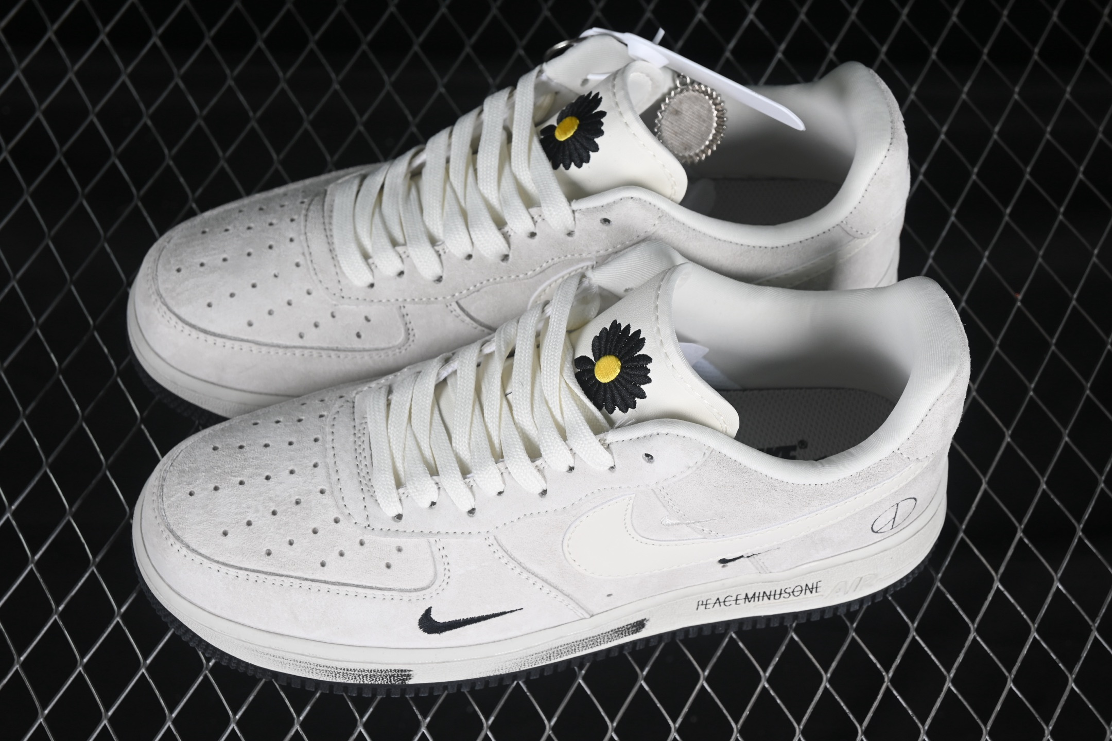 💰300纯原
Nk Air Force 1'07 Low 灰猪八涂鸦 空军一号 低帮休闲板鞋 DF0188-035
#原楦头原纸板 原装鞋盒 定制五金配件 内置全掌气垫 原厂鞋底
尺码:36 36.5 37.5 38 38.5 39 40 40.5 41 42 42.5 43 44 44.5 45 9.D4