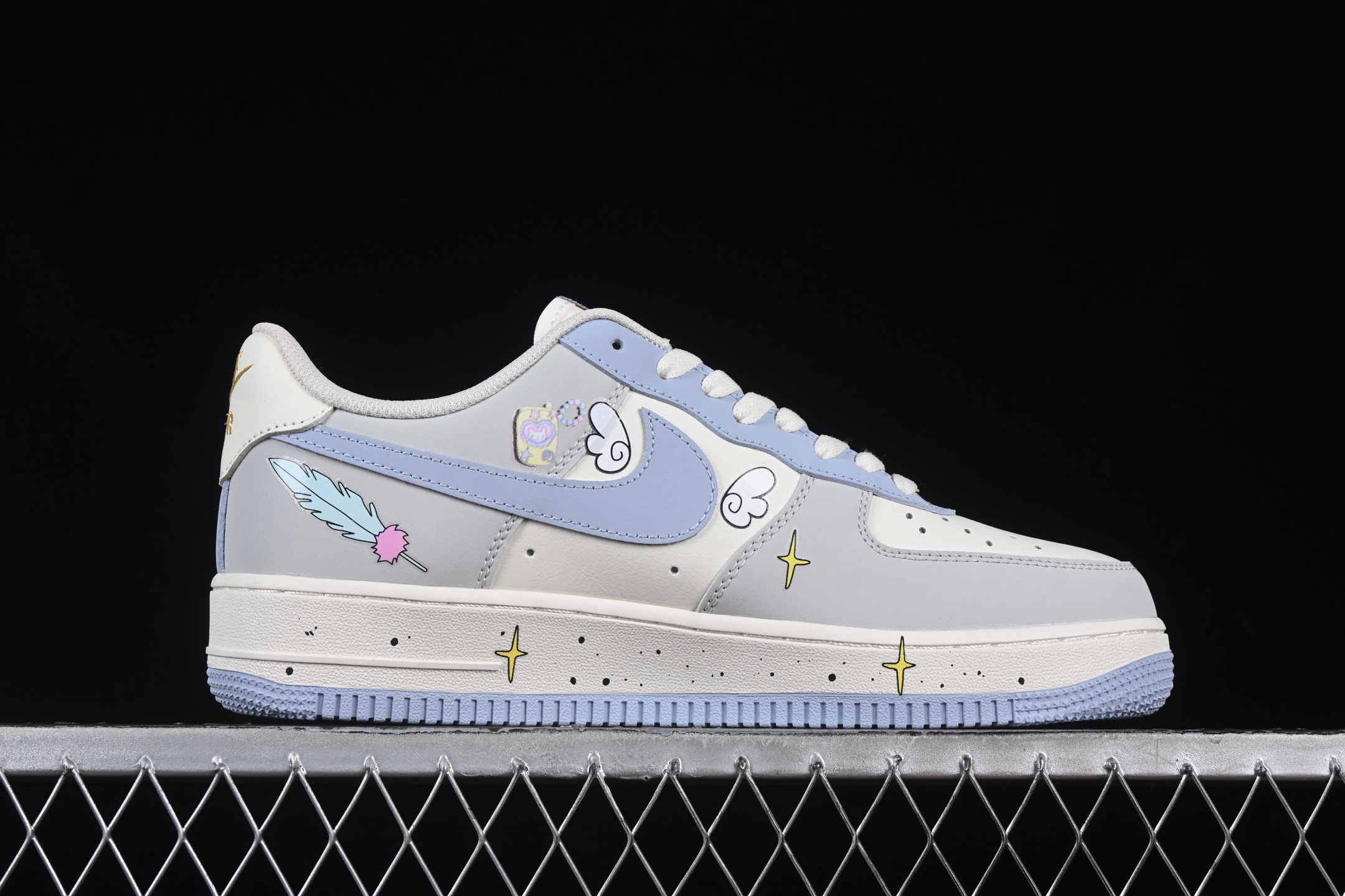 💰300纯原
Nk Air Force 1'07 Low "Cherub" 二次元手绘涂鸦 小天使 空军一号 低帮休闲板鞋 DB3301-711
#小天使就像一束光,照亮了身边每一个角落,温暖着每一个人的心。她或许没有真正的翅膀,可她善良、纯真的举动,让大家都坚信,她就是降临人间的小天使 ,给这个平凡的世界带来无尽的美好与希望。
尺码:36 36.5 37.5 38 38.5 39 40 40.5 41 42 42.5 43 44 44.5 45 9.D4
