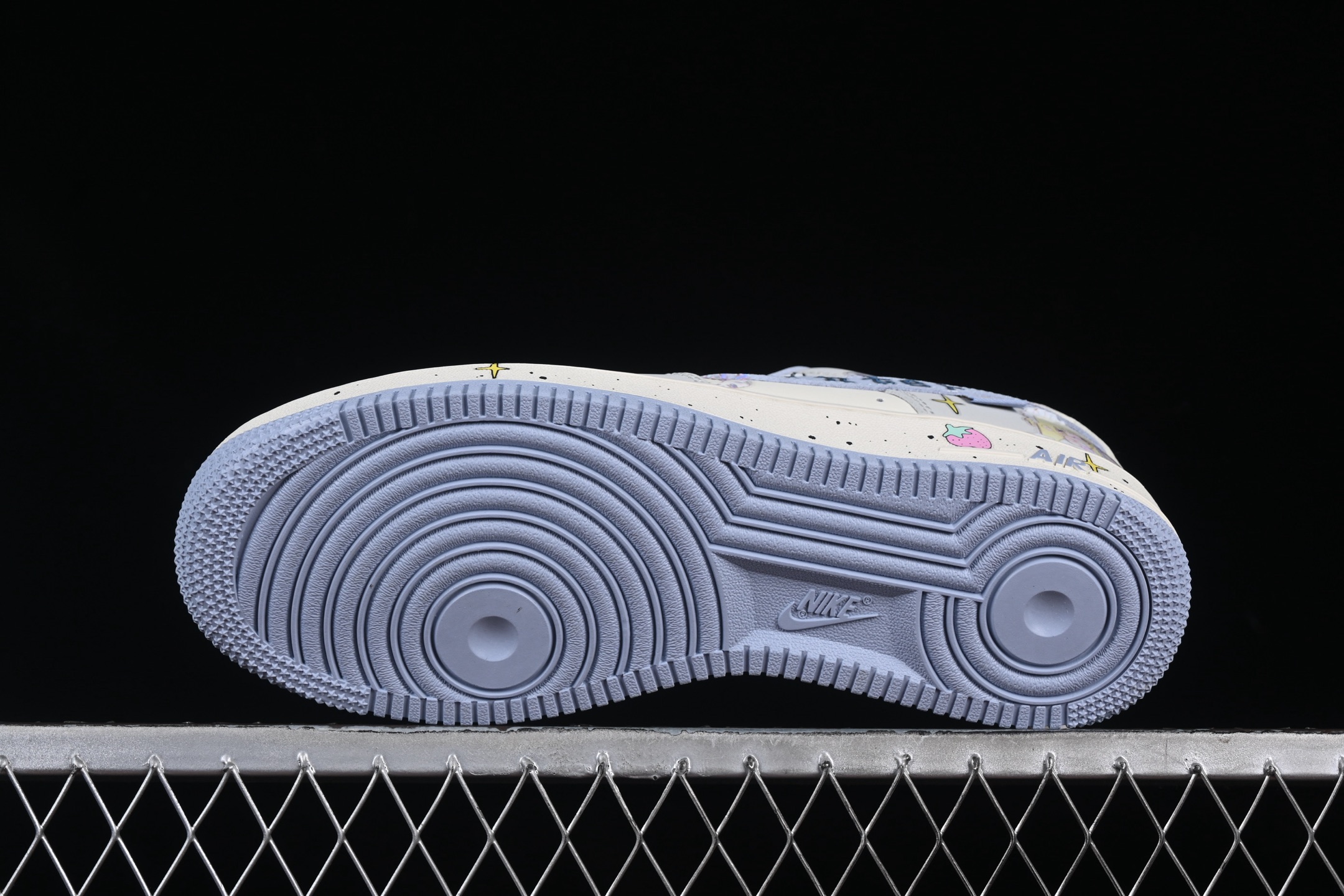 💰300纯原
Nk Air Force 1'07 Low "Cherub" 二次元手绘涂鸦 小天使 空军一号 低帮休闲板鞋 DB3301-711
#小天使就像一束光,照亮了身边每一个角落,温暖着每一个人的心。她或许没有真正的翅膀,可她善良、纯真的举动,让大家都坚信,她就是降临人间的小天使 ,给这个平凡的世界带来无尽的美好与希望。
尺码:36 36.5 37.5 38 38.5 39 40 40.5 41 42 42.5 43 44 44.5 45 9.D4