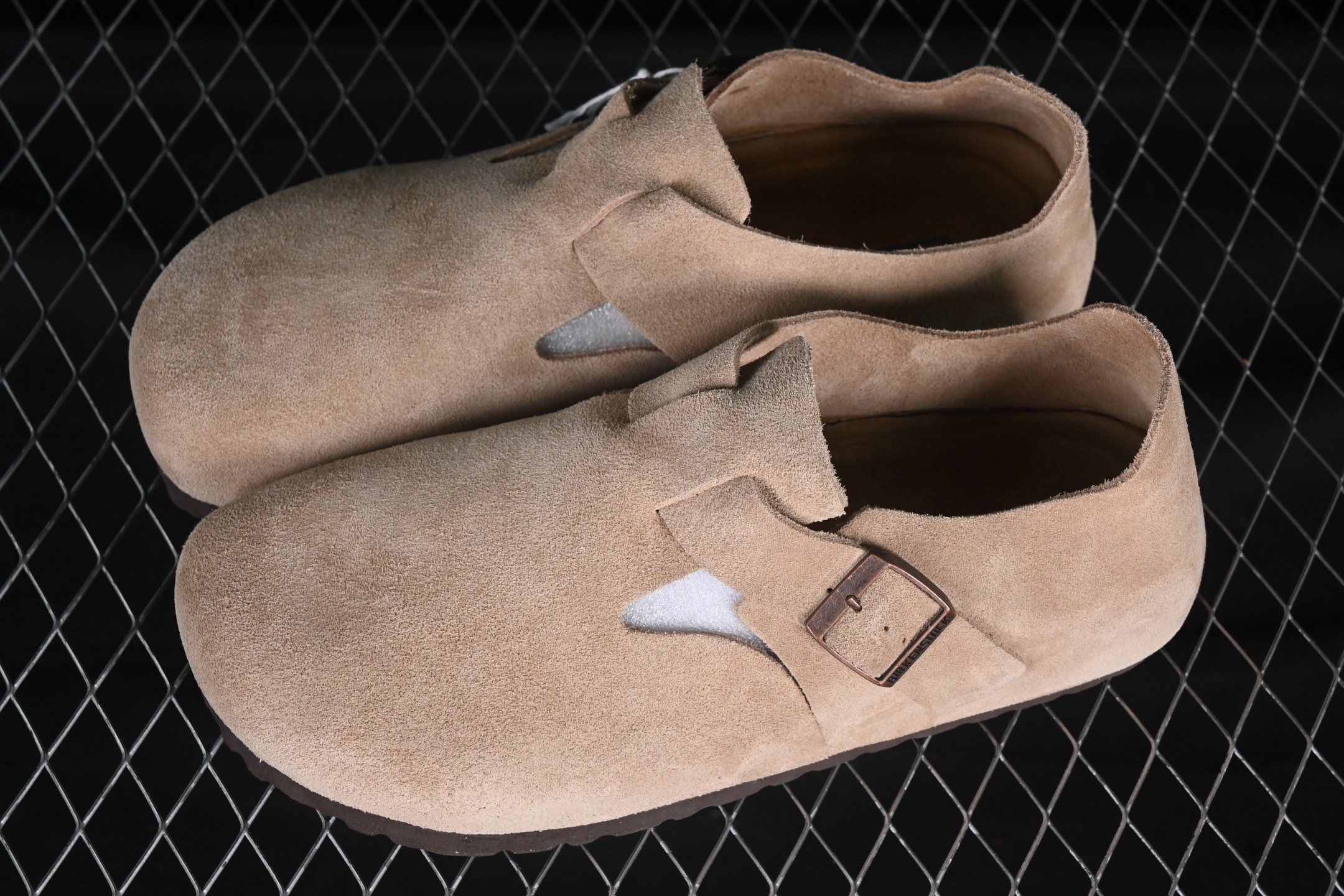 💰240纯原
Birkenstock London BS 勃肯懒人休闲鞋 沙色
#采用质地柔软牛皮绒面革植入羊羔毛鞋垫和里衬材质 中底搭载缓震软木橡胶 外置EVA轻量片装外底
尺码:35 36 37 38 39 40 41 42 43 44 G.D4