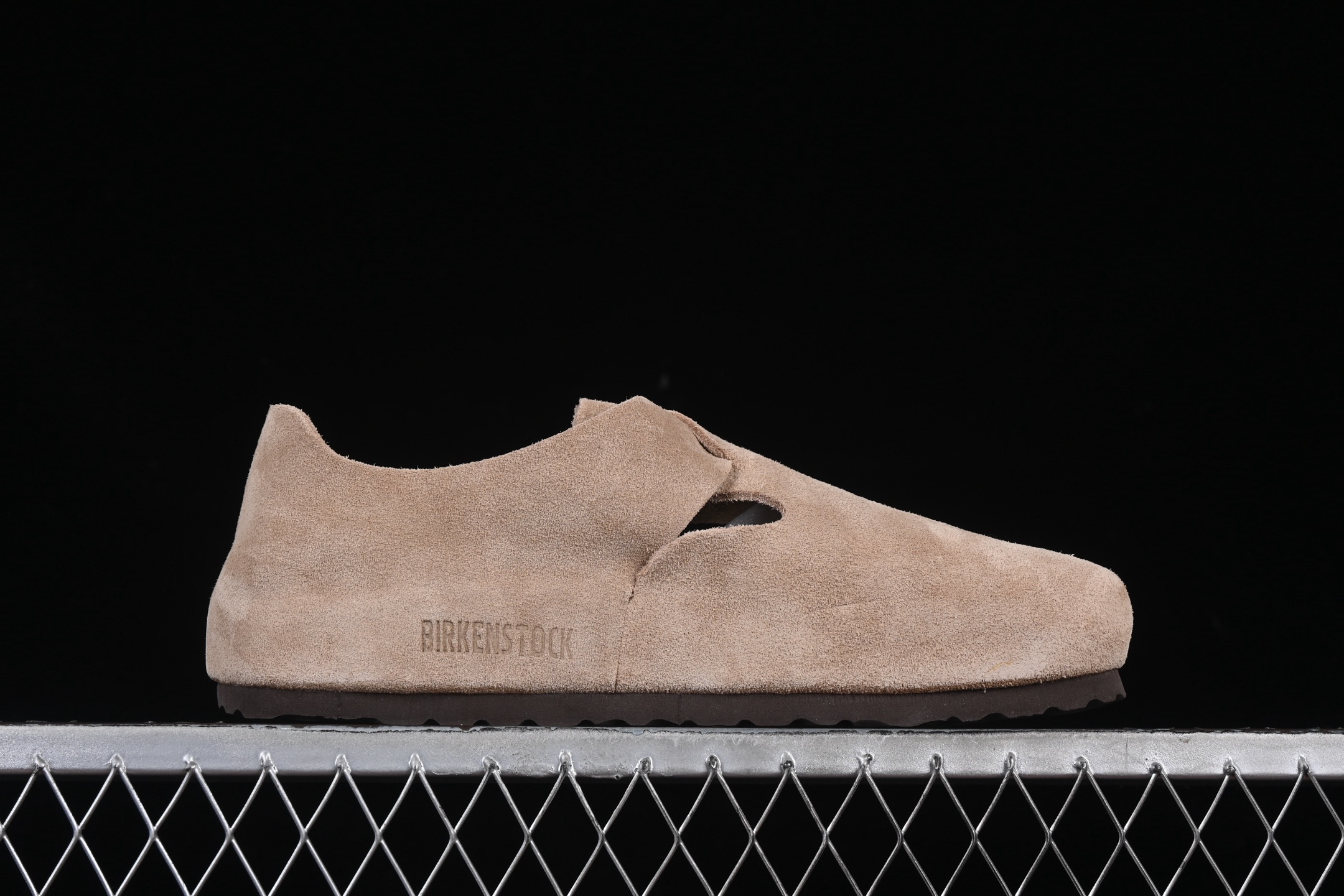 💰240纯原
Birkenstock London BS 勃肯懒人休闲鞋 沙色
#采用质地柔软牛皮绒面革植入羊羔毛鞋垫和里衬材质 中底搭载缓震软木橡胶 外置EVA轻量片装外底
尺码:35 36 37 38 39 40 41 42 43 44 G.D4