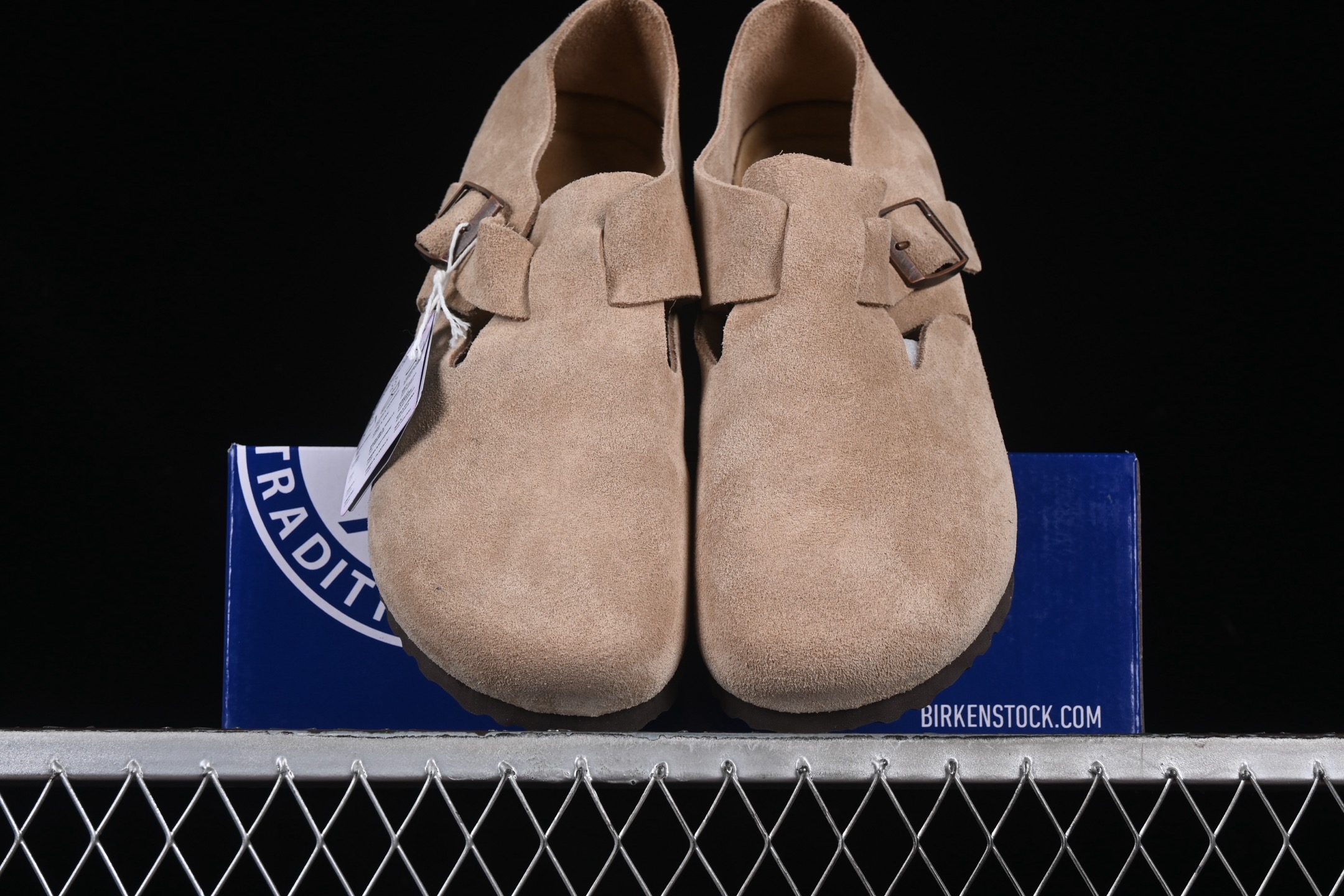 💰240纯原
Birkenstock London BS 勃肯懒人休闲鞋 沙色
#采用质地柔软牛皮绒面革植入羊羔毛鞋垫和里衬材质 中底搭载缓震软木橡胶 外置EVA轻量片装外底
尺码:35 36 37 38 39 40 41 42 43 44 G.D4