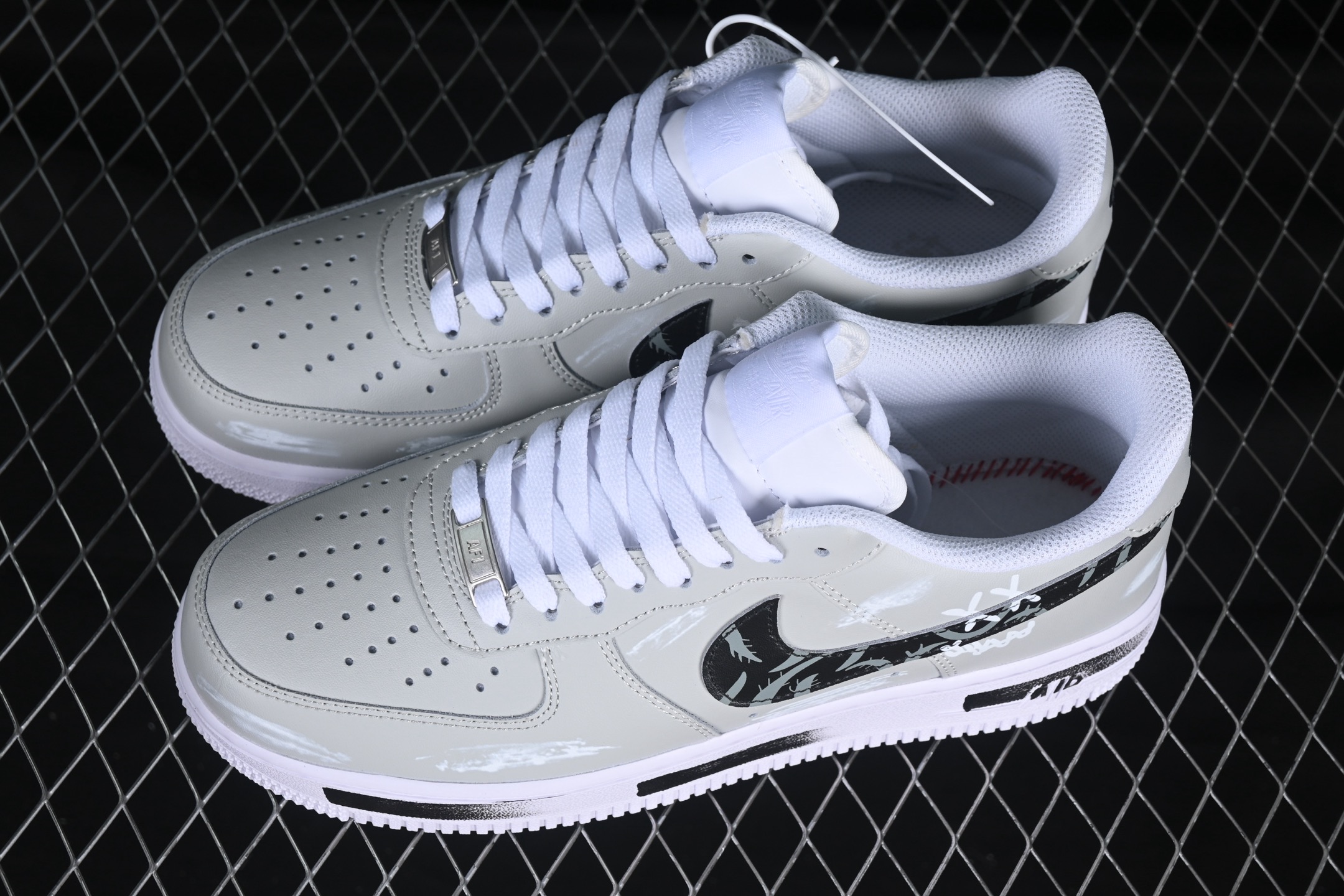 💰280纯原
 Nk Air Force 1'07 Low 暗影骑士 灰白黑配色 空军一号低帮休闲板鞋 CW2288-111
#原厂定制皮料 定制鞋盒 原楦原纸板 纯正版型 正品NFC感应芯片 高清洁度 内置全掌气垫
尺码：36 36.5 37.5 38 38.5 39 40 40.5 41 42 42.5 43 44 44.5 45 9.D4