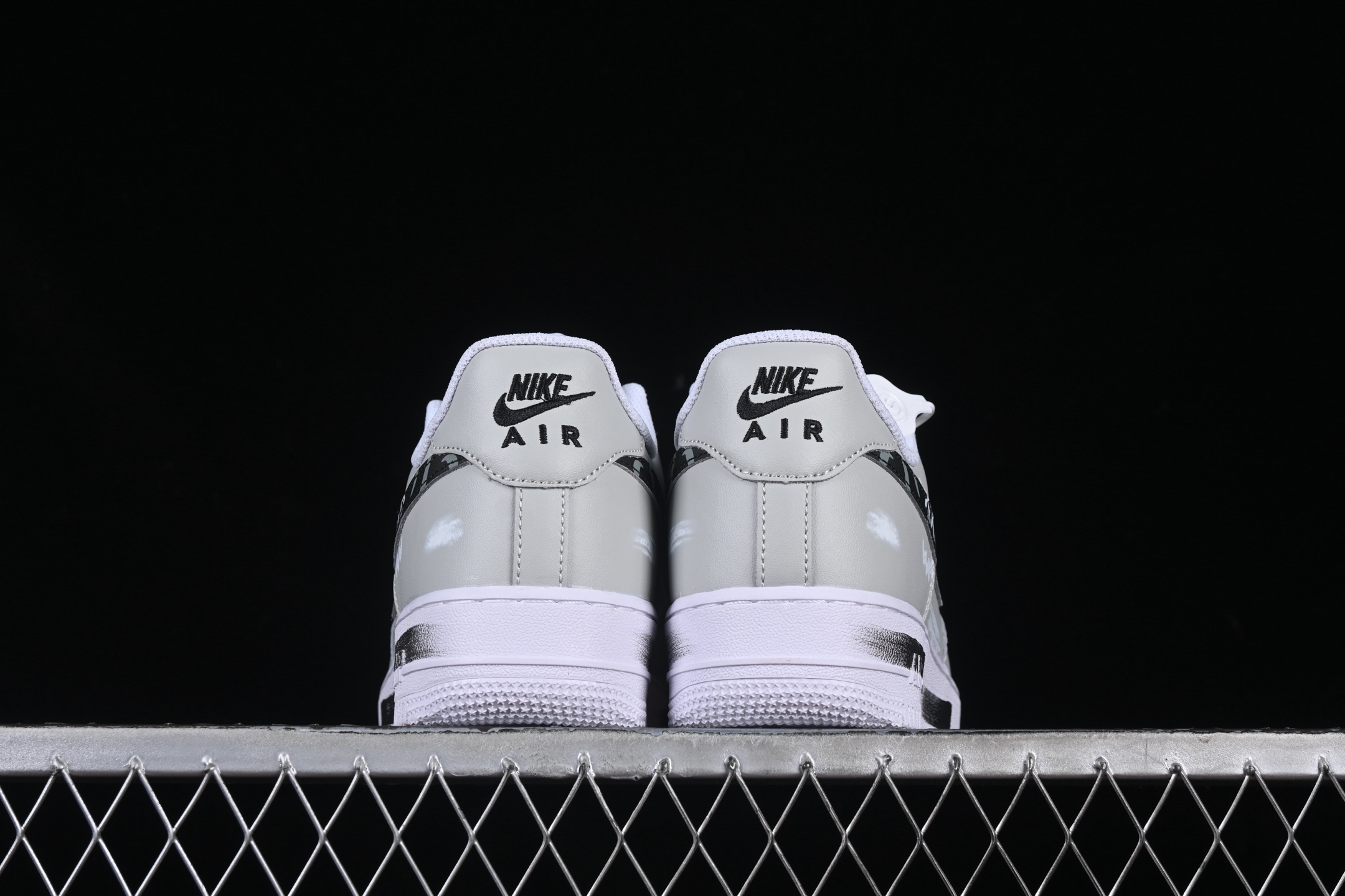 💰280纯原
 Nk Air Force 1'07 Low 暗影骑士 灰白黑配色 空军一号低帮休闲板鞋 CW2288-111
#原厂定制皮料 定制鞋盒 原楦原纸板 纯正版型 正品NFC感应芯片 高清洁度 内置全掌气垫
尺码：36 36.5 37.5 38 38.5 39 40 40.5 41 42 42.5 43 44 44.5 45 9.D4