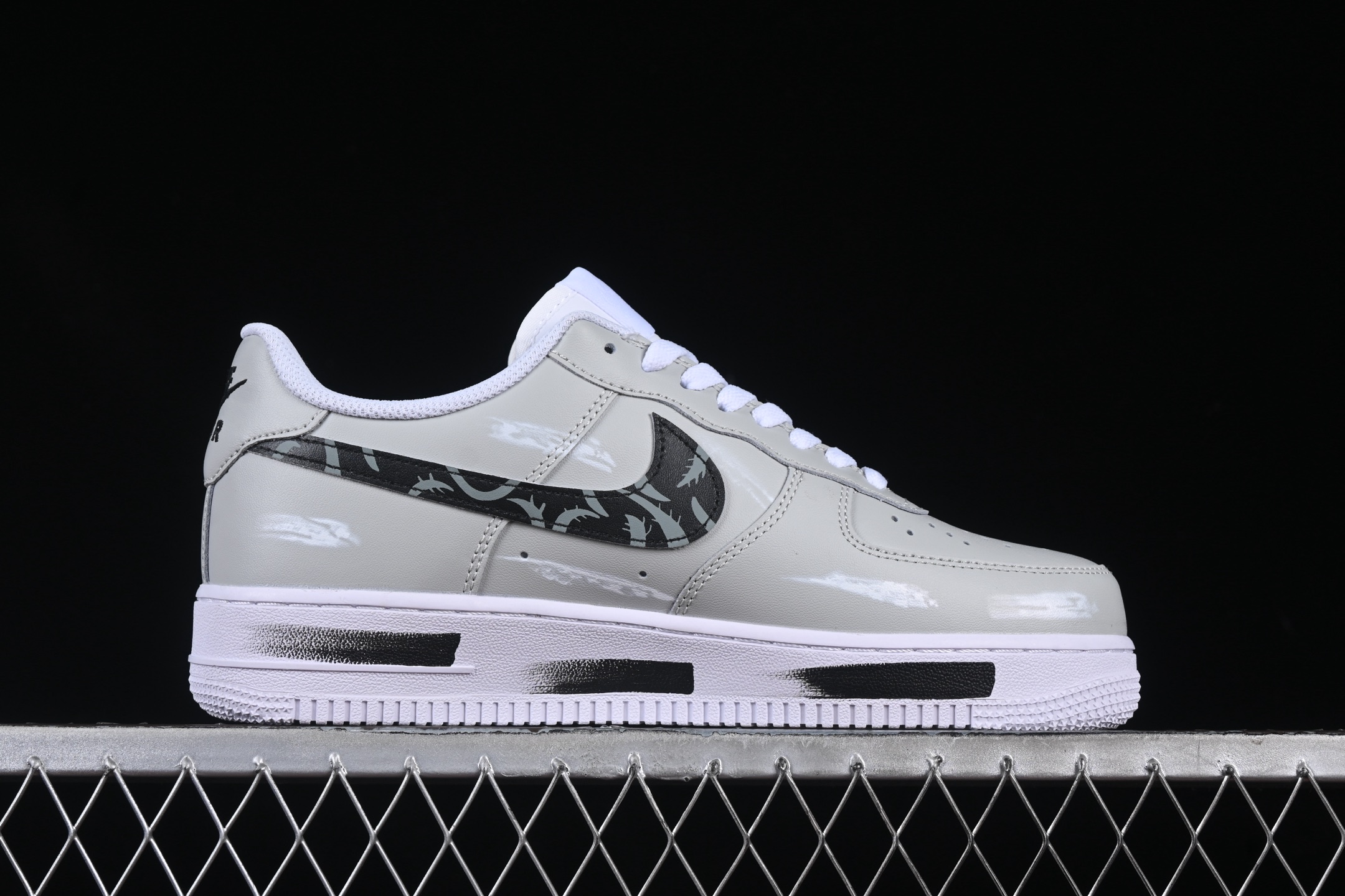 💰280纯原
 Nk Air Force 1'07 Low 暗影骑士 灰白黑配色 空军一号低帮休闲板鞋 CW2288-111
#原厂定制皮料 定制鞋盒 原楦原纸板 纯正版型 正品NFC感应芯片 高清洁度 内置全掌气垫
尺码：36 36.5 37.5 38 38.5 39 40 40.5 41 42 42.5 43 44 44.5 45 9.D4