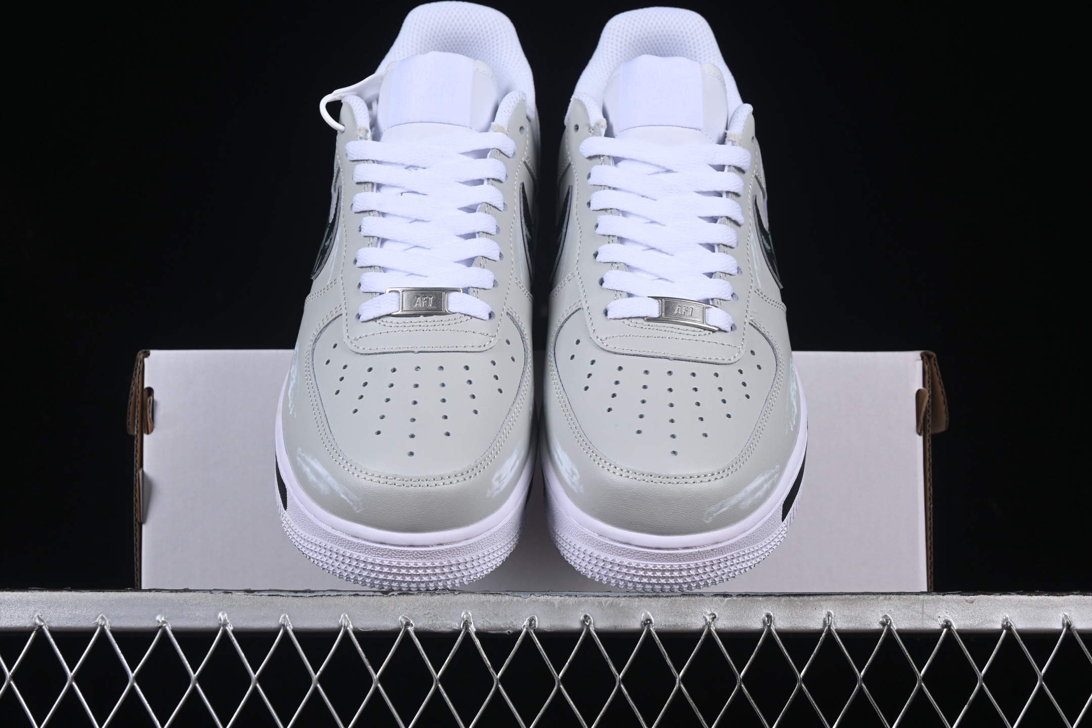 💰280纯原
 Nk Air Force 1'07 Low 暗影骑士 灰白黑配色 空军一号低帮休闲板鞋 CW2288-111
#原厂定制皮料 定制鞋盒 原楦原纸板 纯正版型 正品NFC感应芯片 高清洁度 内置全掌气垫
尺码：36 36.5 37.5 38 38.5 39 40 40.5 41 42 42.5 43 44 44.5 45 9.D4