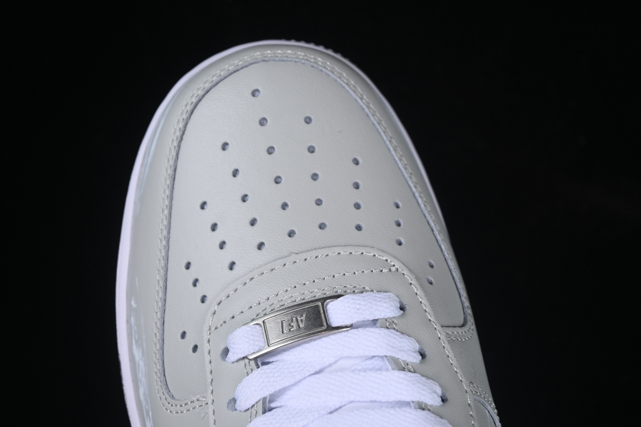 💰280纯原
 Nk Air Force 1'07 Low 暗影骑士 灰白黑配色 空军一号低帮休闲板鞋 CW2288-111
#原厂定制皮料 定制鞋盒 原楦原纸板 纯正版型 正品NFC感应芯片 高清洁度 内置全掌气垫
尺码：36 36.5 37.5 38 38.5 39 40 40.5 41 42 42.5 43 44 44.5 45 9.D4