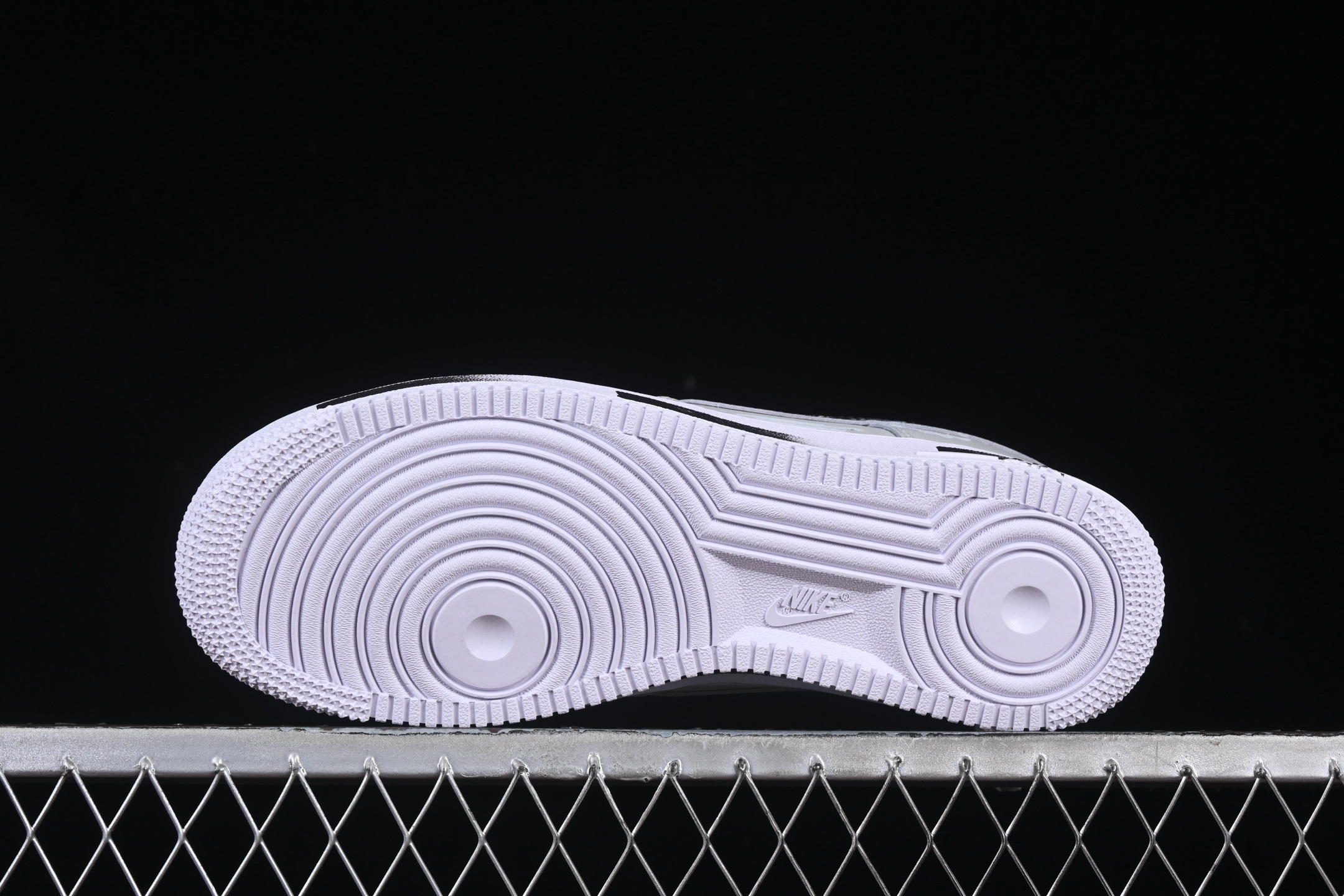 💰280纯原
 Nk Air Force 1'07 Low 暗影骑士 灰白黑配色 空军一号低帮休闲板鞋 CW2288-111
#原厂定制皮料 定制鞋盒 原楦原纸板 纯正版型 正品NFC感应芯片 高清洁度 内置全掌气垫
尺码：36 36.5 37.5 38 38.5 39 40 40.5 41 42 42.5 43 44 44.5 45 9.D4