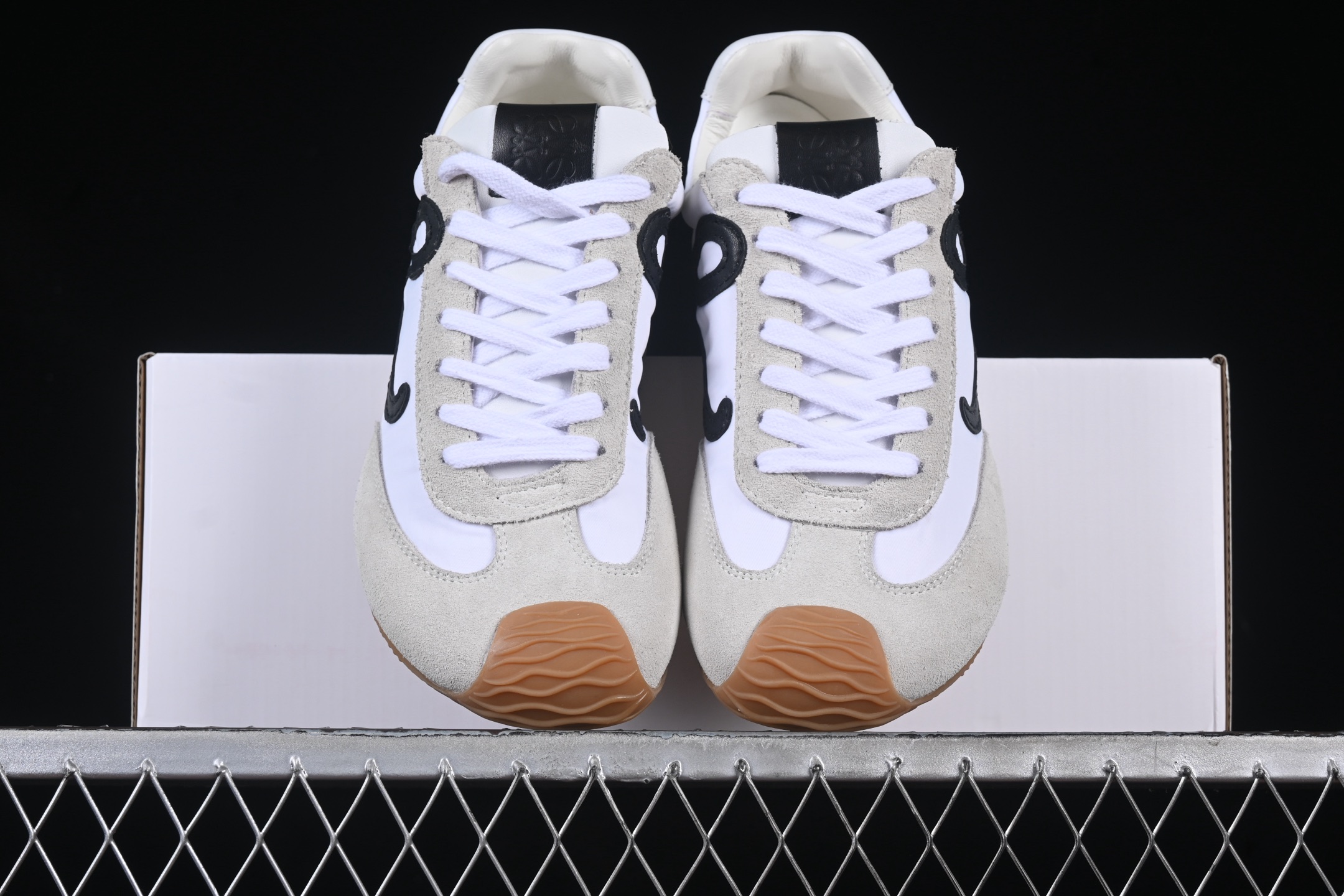 💰400 纯原代购版本 Loewe Ballet Runner 2.0 Sneakers 罗意威 芭蕾舞2.0系列阿甘复古风德训薄底百搭休闲运动鞋 White Black
#原楦型开发纸版，采用反绒牛皮革拼接头层皮饰片鞋面材质、不对称鞋头设计、袜状内部结构，全手工拉帮工艺成型，轻盈橡胶外底延伸至鞋头。20 毫米鞋跟，附同色系鞋带
#鞋身原装高密度防刮尼龙面料,极好柔软效果，侧面饰有 L 徽标，鞋舌饰有压纹 Anagram，后跟标签饰有注塑橡胶 LOEWE 标志
#双层乳胶缓震鞋垫,外部搭配轻量EVA缓震组合橡胶防滑片装外底
尺码：35 36 37 38 39 40 41 42 43 44 45 B.F6