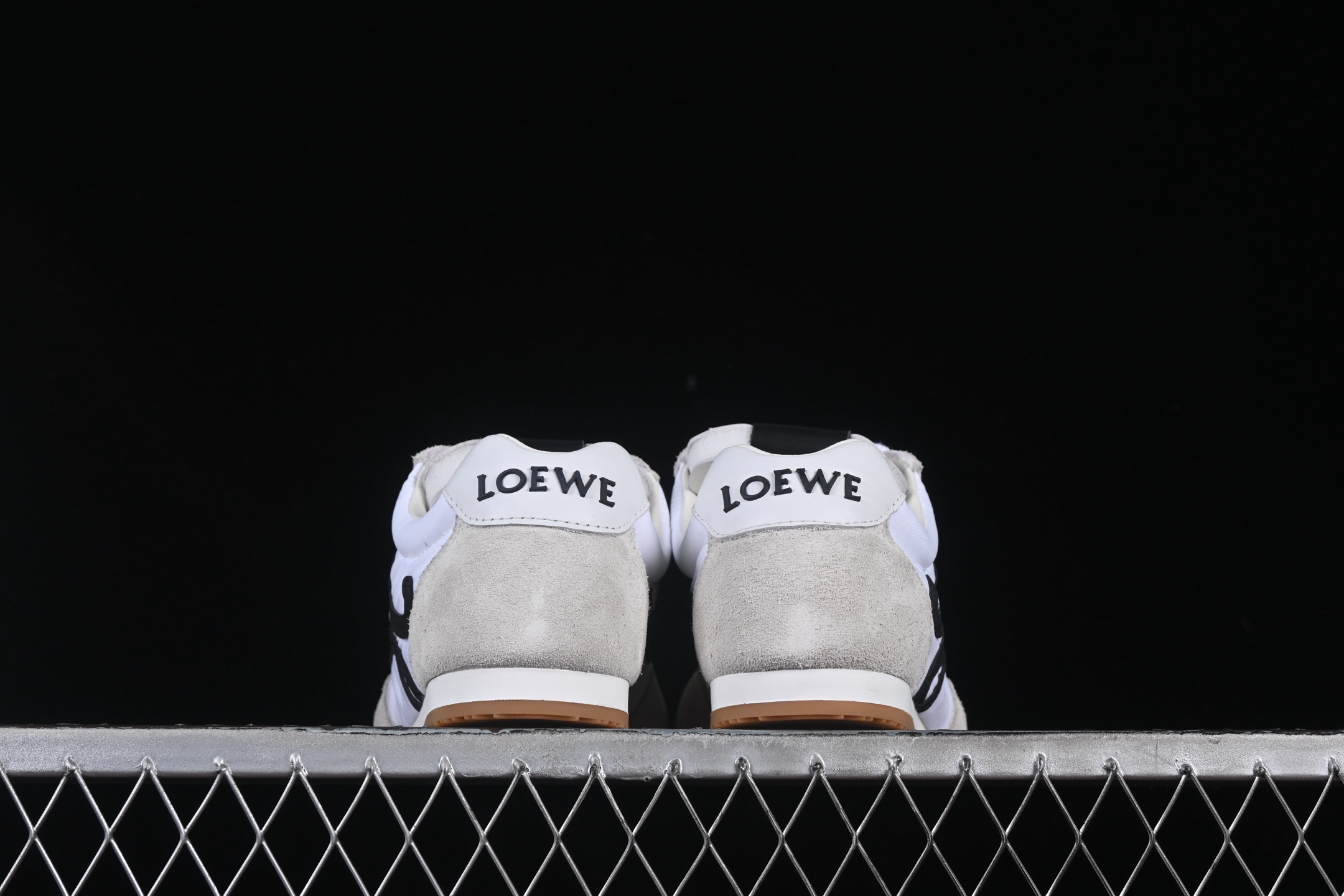 💰400 纯原代购版本 Loewe Ballet Runner 2.0 Sneakers 罗意威 芭蕾舞2.0系列阿甘复古风德训薄底百搭休闲运动鞋 White Black
#原楦型开发纸版，采用反绒牛皮革拼接头层皮饰片鞋面材质、不对称鞋头设计、袜状内部结构，全手工拉帮工艺成型，轻盈橡胶外底延伸至鞋头。20 毫米鞋跟，附同色系鞋带
#鞋身原装高密度防刮尼龙面料,极好柔软效果，侧面饰有 L 徽标，鞋舌饰有压纹 Anagram，后跟标签饰有注塑橡胶 LOEWE 标志
#双层乳胶缓震鞋垫,外部搭配轻量EVA缓震组合橡胶防滑片装外底
尺码：35 36 37 38 39 40 41 42 43 44 45 B.F6